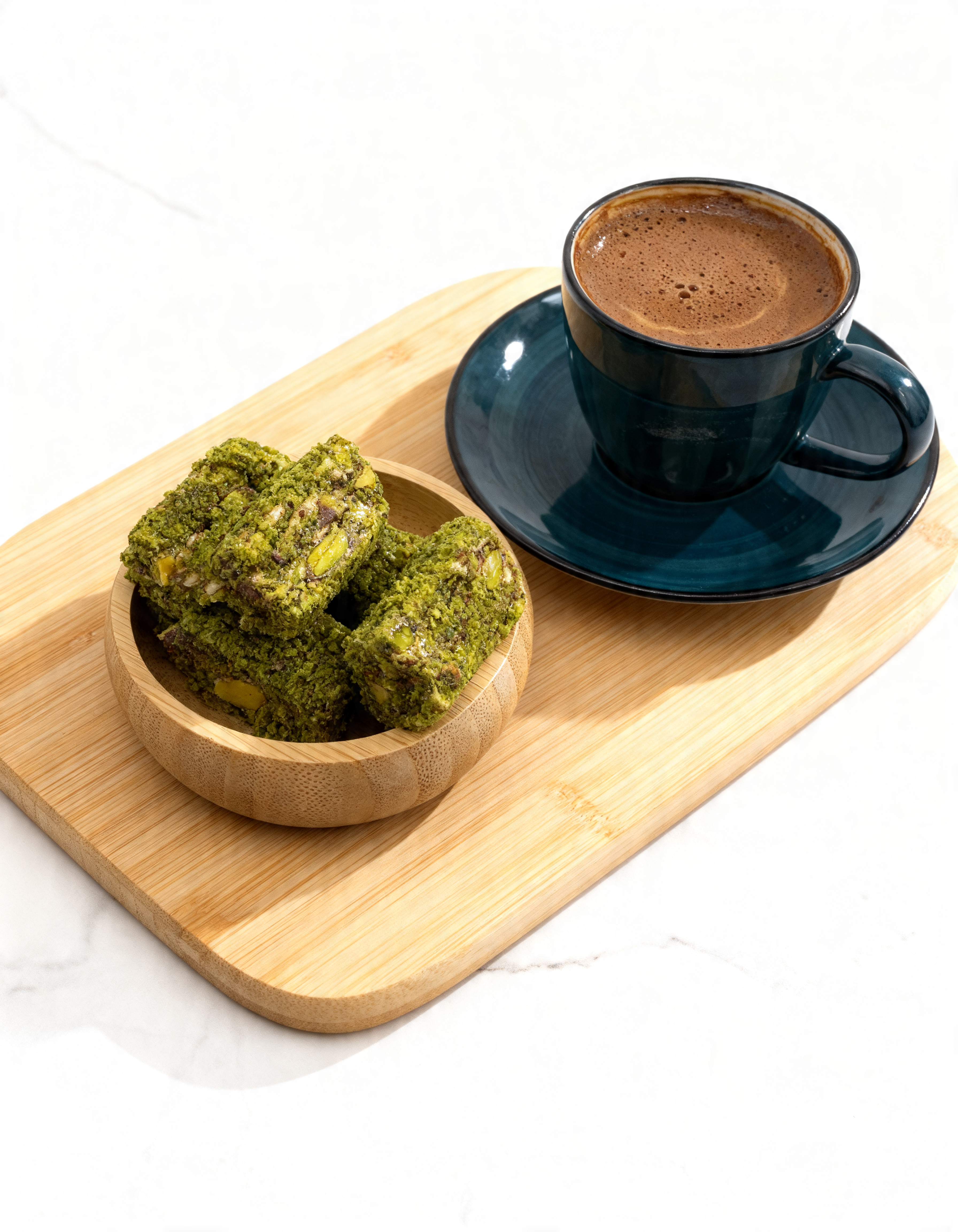 Dışı ve içi Antep fıstığı ile kaplı pasta formunda lokum parçaları
