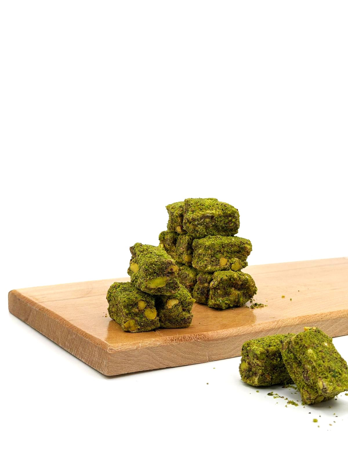 Dışı ve içi Antep fıstığı ile kaplı pasta formunda lokum parçaları