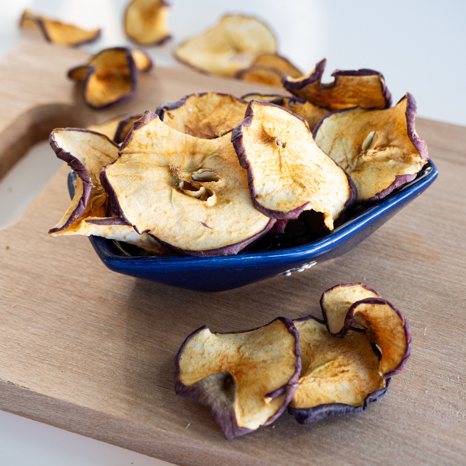 Kurutulmuş kırmızı elma dilimleri – doğal, tatlı ve katkısız kuru meyve atıştırmalık