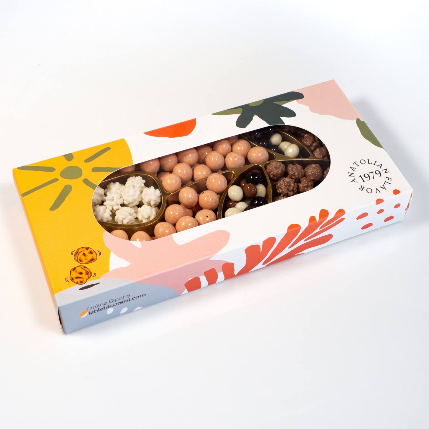 Kaymaklı, kahveli ve sütlü çikolatalı leblebi ile kahve çekirdeği drajelerinden oluşan lale kutulu draje seti