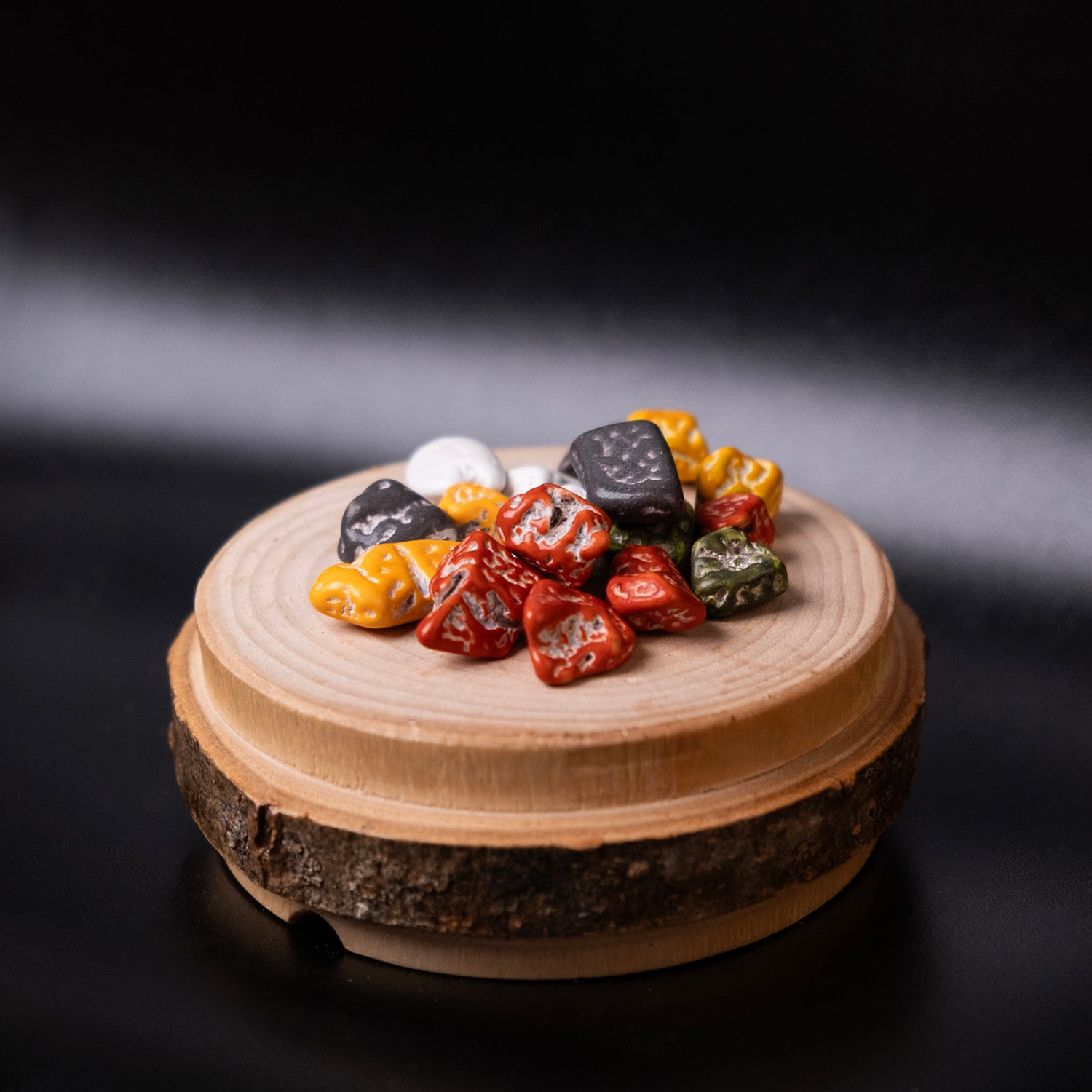 Taş görünümlü renkli çakıltaşı drajeler – sütlü çikolata kaplı dekoratif şekerleme