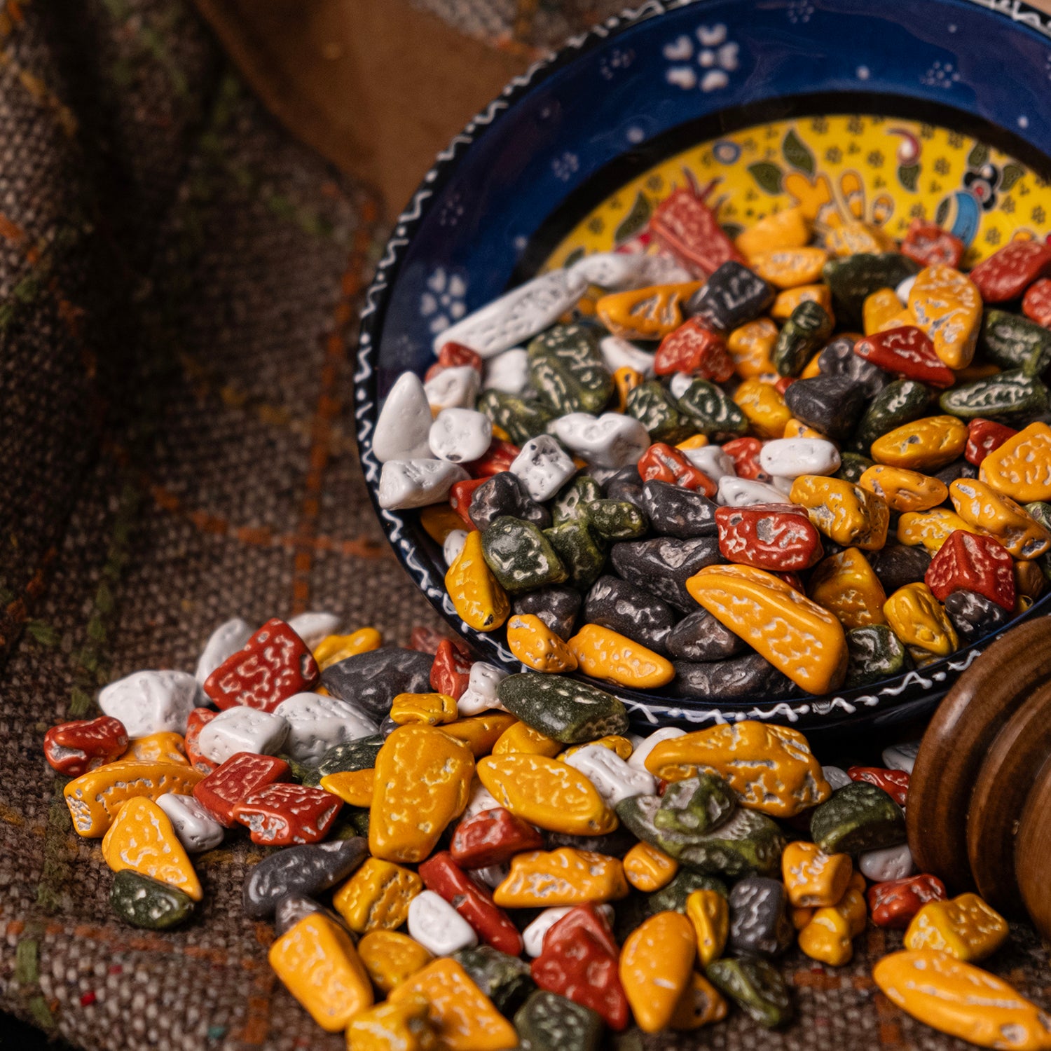 Taş görünümlü renkli çakıltaşı drajeler – sütlü çikolata kaplı dekoratif şekerleme