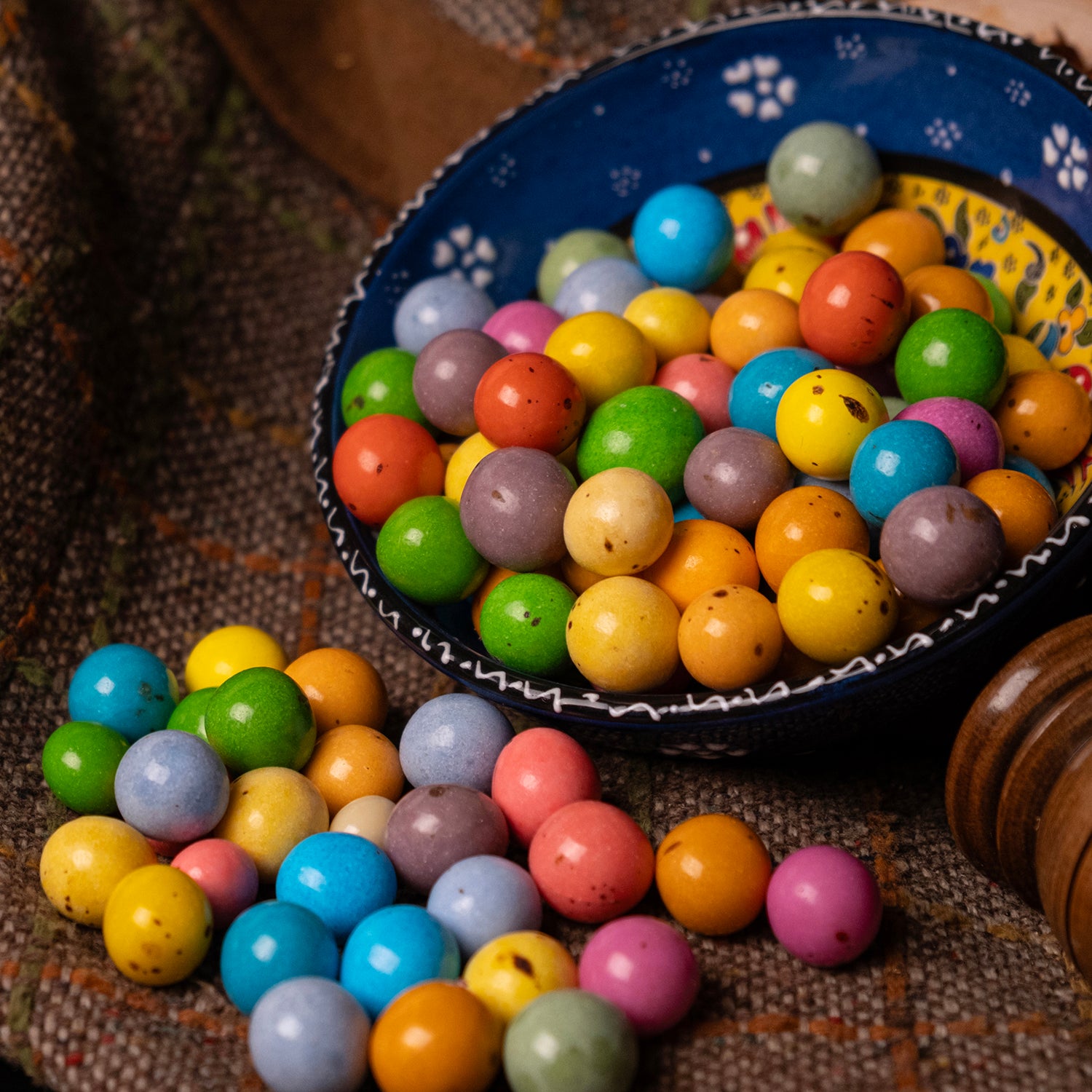 Meyve aromalarıyla kaplanmış renkli leblebiler – tatlı ve eğlenceli draje atıştırmalık