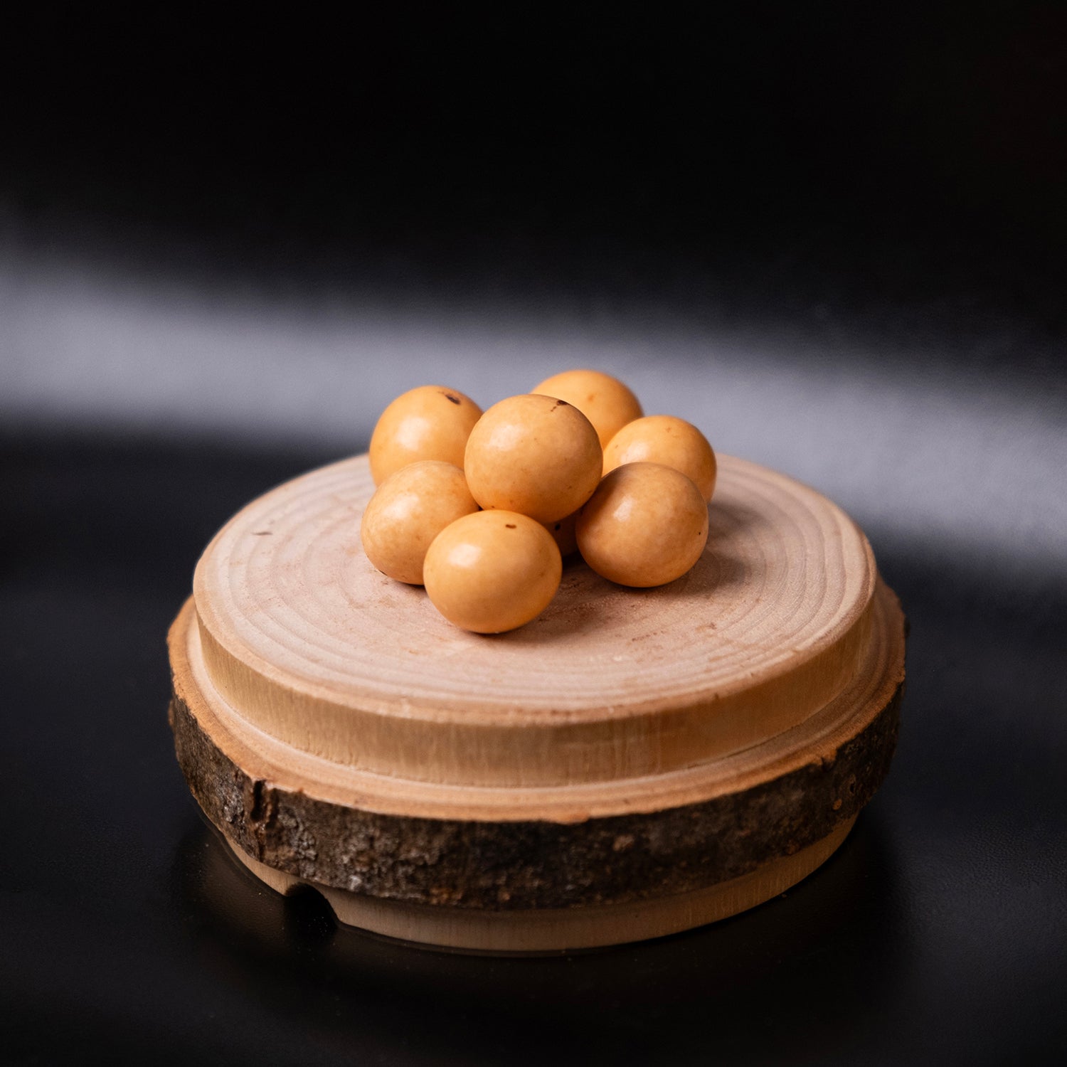 Sütlü çikolata ve kahve aromasıyla kaplanmış çıtır leblebiler – tatlı ve aromatik draje atıştırmalık