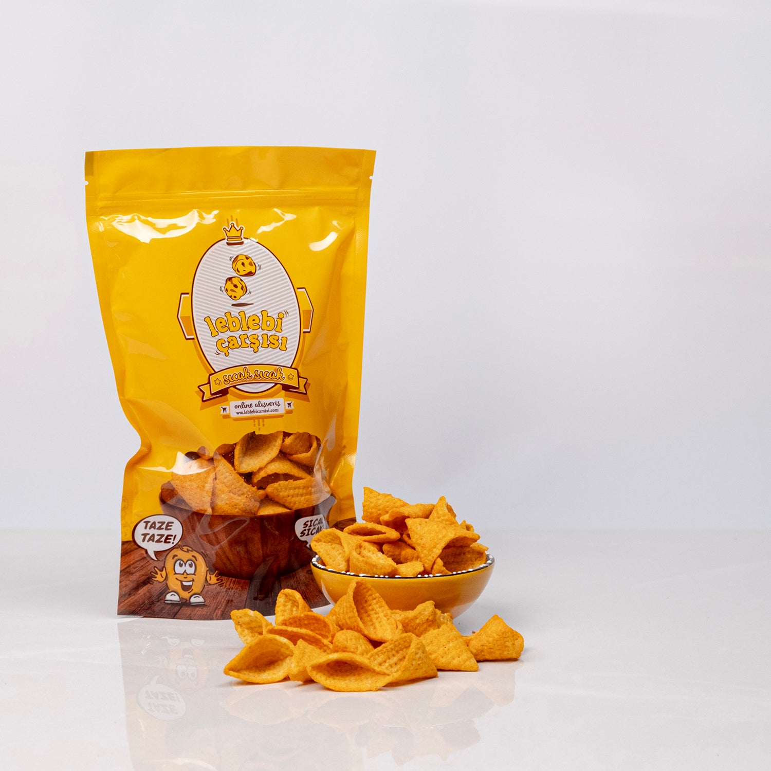 Acılı cips – baharat kaplı kıtır atıştırmalık görüntüsü, kırmızı tonlarda