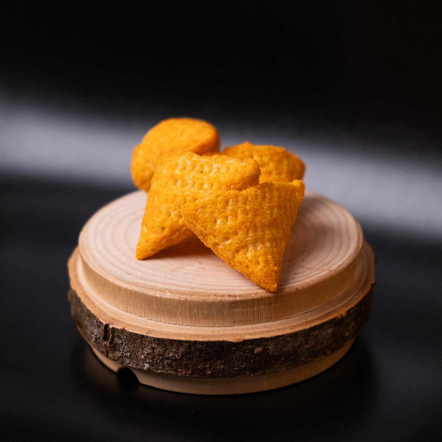 Acılı cips – baharat kaplı kıtır atıştırmalık görüntüsü, kırmızı tonlarda