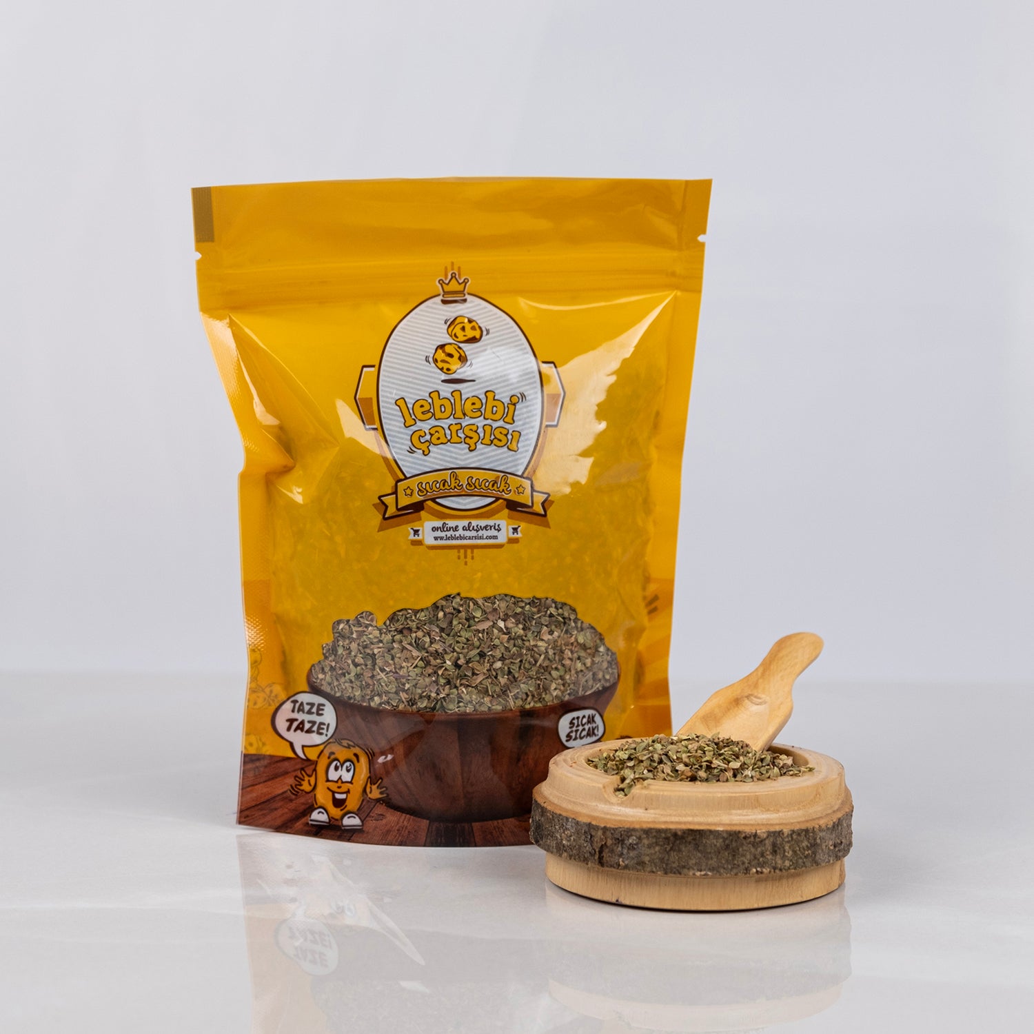 Doğal, kurutulmuş ve elenmiş dağ kekiği; yoğun aromalı yapısıyla beyaz zemin üzerinde sergileniyor. Geleneksel Türk mutfağına ait katkısız baharat