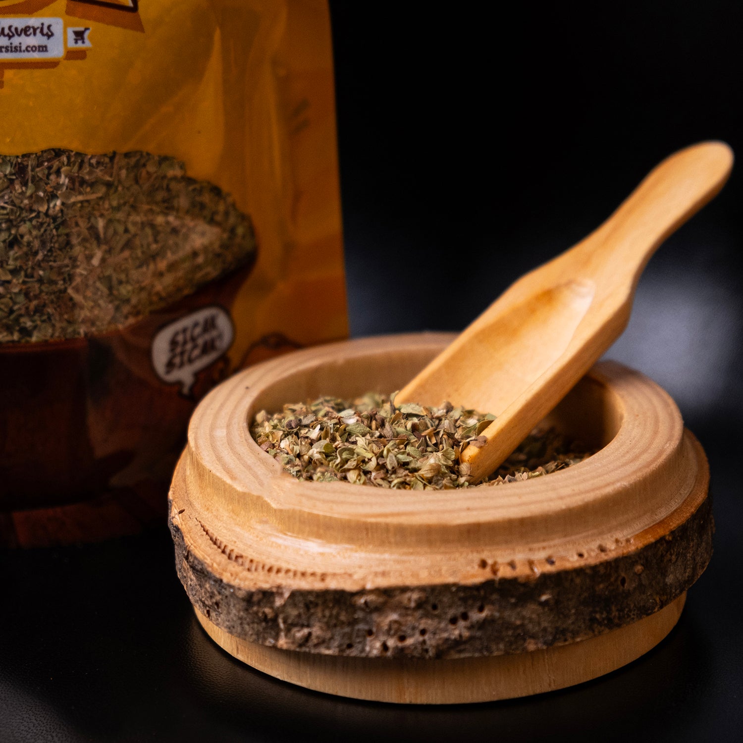 Doğal, kurutulmuş ve elenmiş dağ kekiği; yoğun aromalı yapısıyla beyaz zemin üzerinde sergileniyor. Geleneksel Türk mutfağına ait katkısız baharat