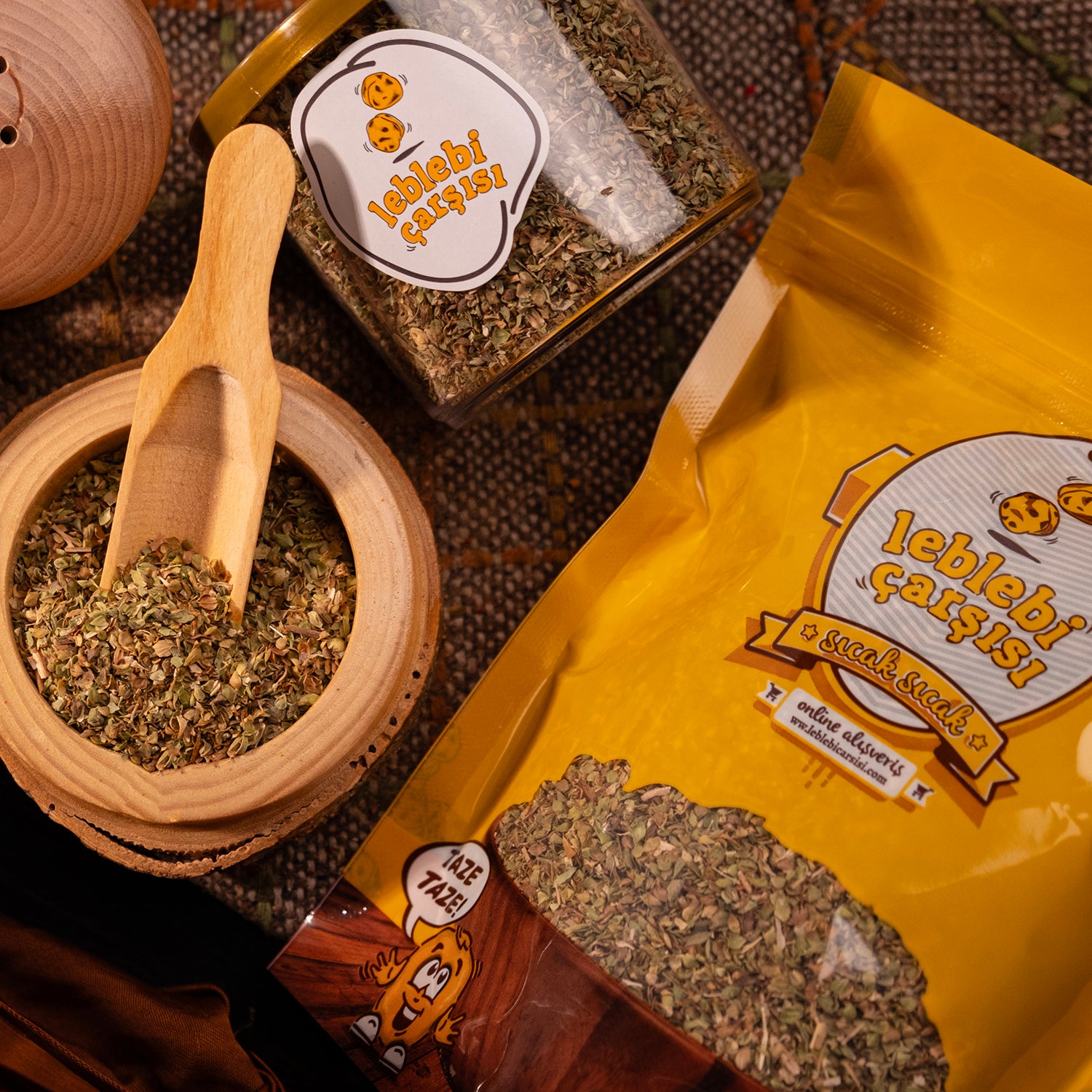 Doğal, kurutulmuş ve elenmiş dağ kekiği; yoğun aromalı yapısıyla beyaz zemin üzerinde sergileniyor. Geleneksel Türk mutfağına ait katkısız baharat