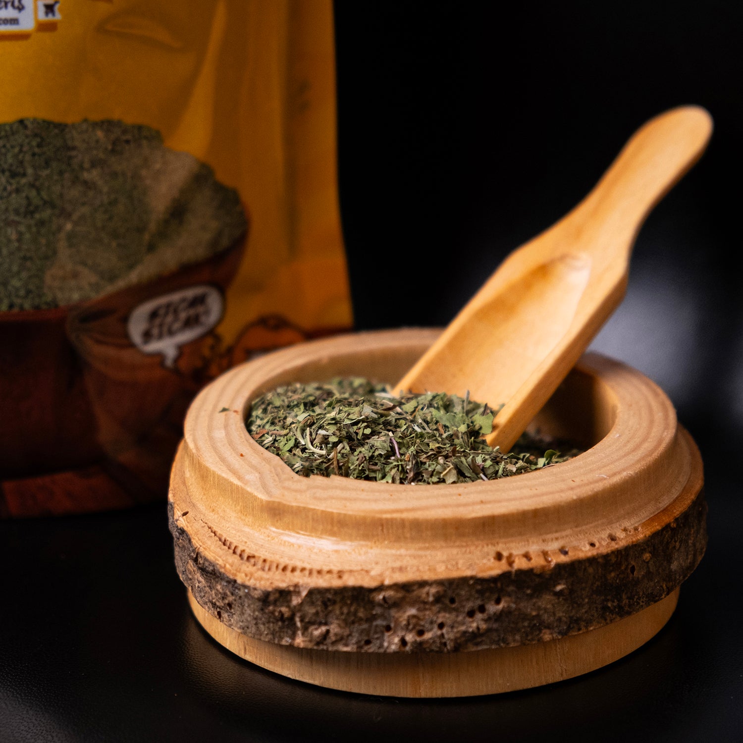 İnce elenmiş, kurutulmuş doğal nane yaprakları beyaz zeminde yığılmış şekilde sergileniyor. Taze renkli ve yoğun kokulu geleneksel baharat görüntüsü.