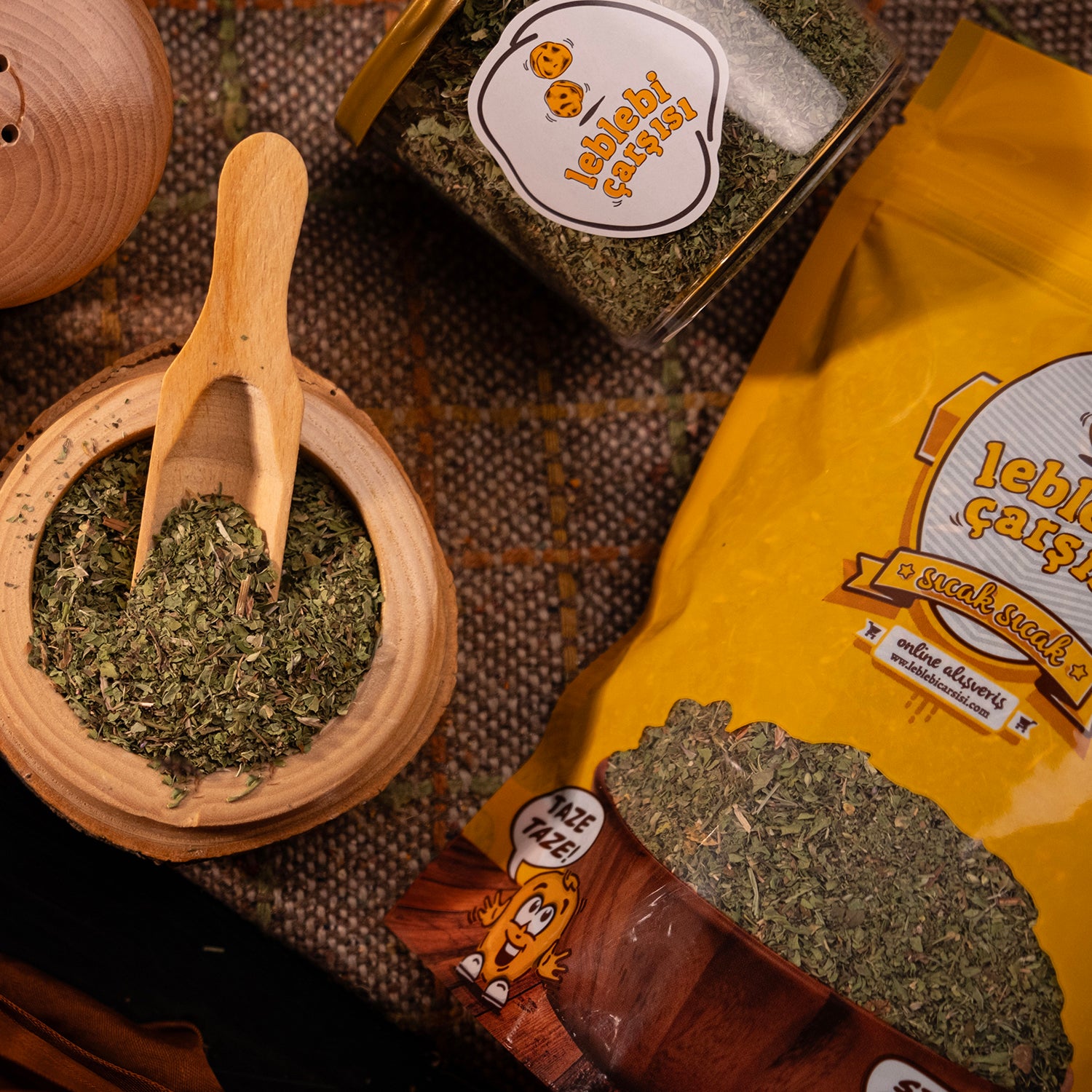 İnce elenmiş, kurutulmuş doğal nane yaprakları beyaz zeminde yığılmış şekilde sergileniyor. Taze renkli ve yoğun kokulu geleneksel baharat görüntüsü.