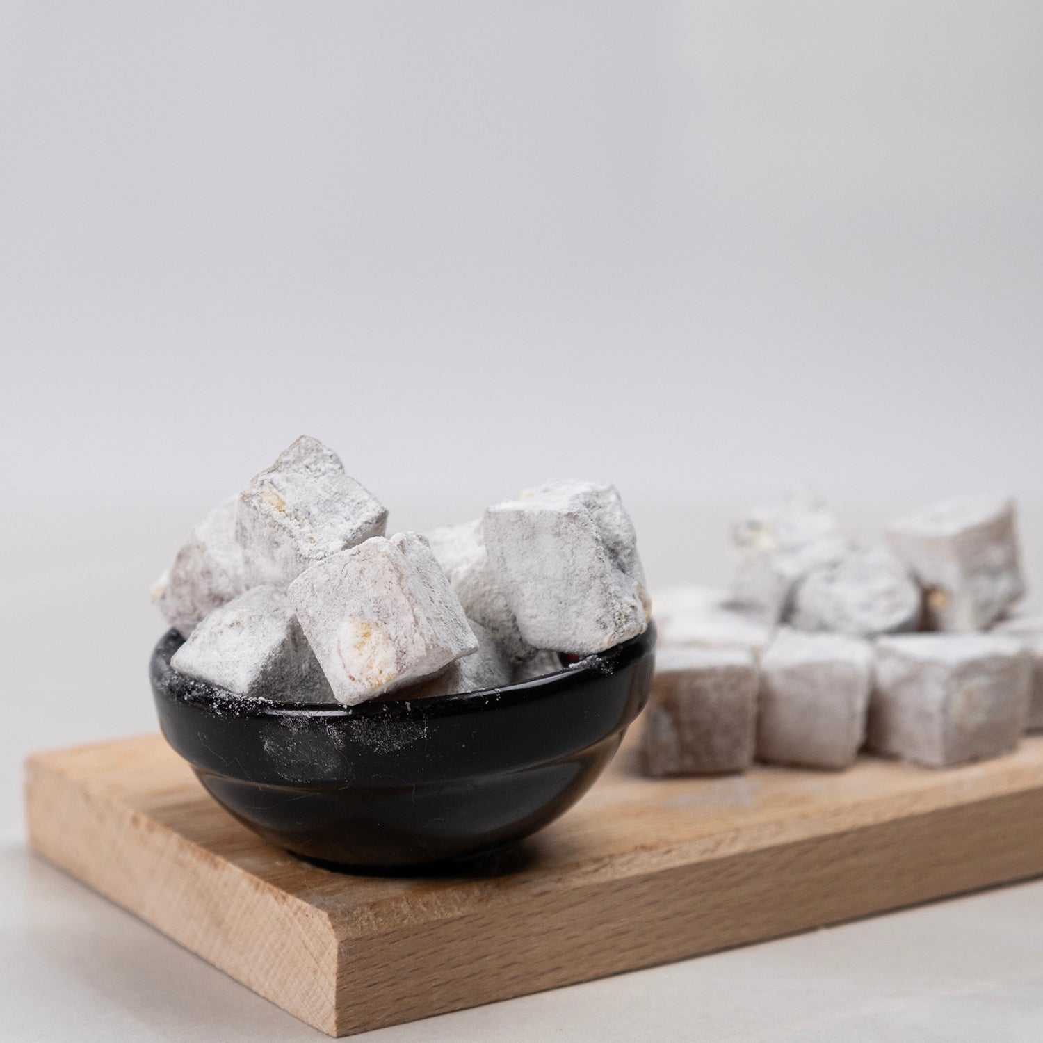 Çifte kavrulmuş Antep fıstıklı lokum – az şekerli, bol fıstıklı ve geleneksel yöntemle hazırlanmış yoğun kıvamlı lokum çeşidi