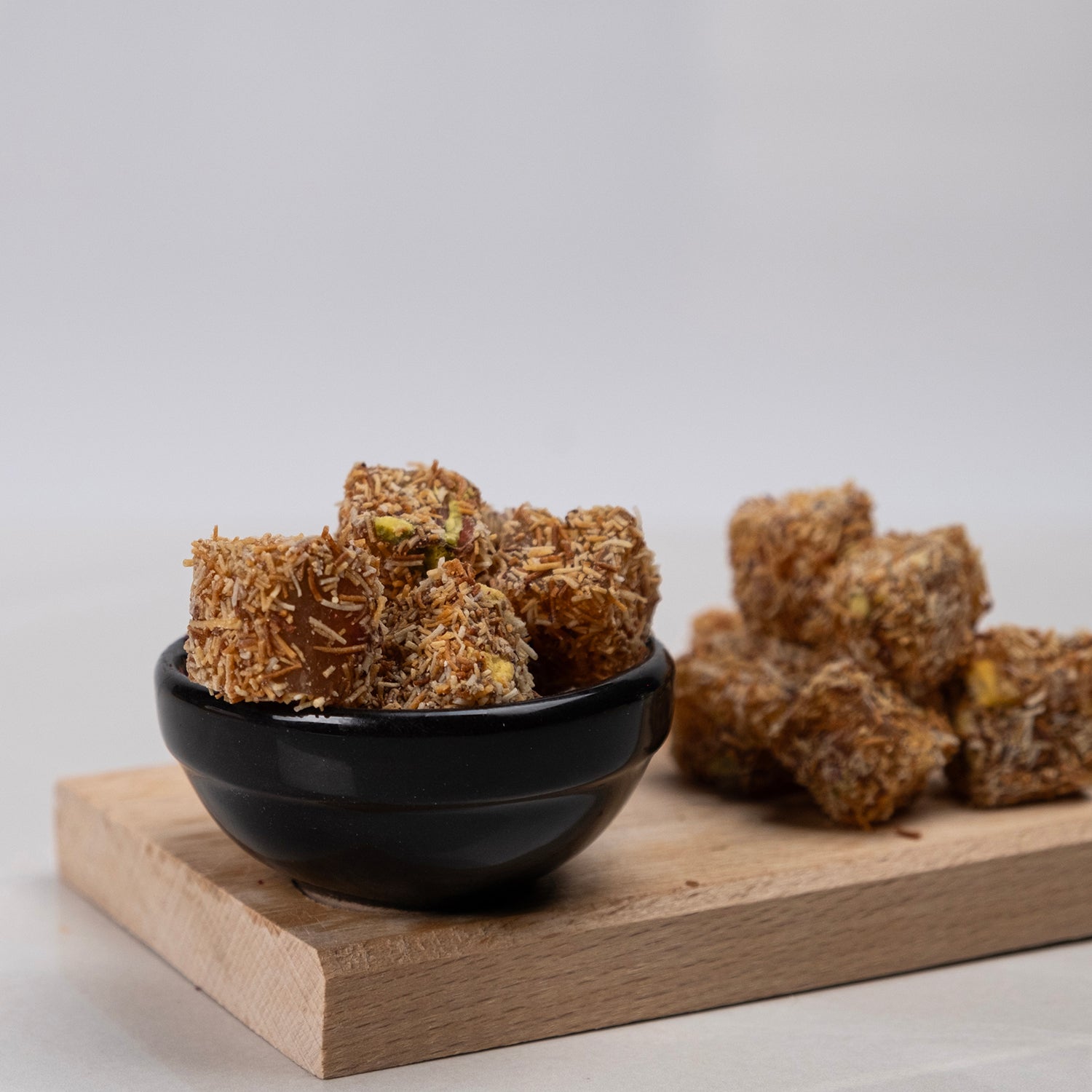 Kadayıf kaplı Antep fıstıklı lokum – dışı çıtır kadayıf, içi bol fıstıklı yumuşak lokum çeşidi