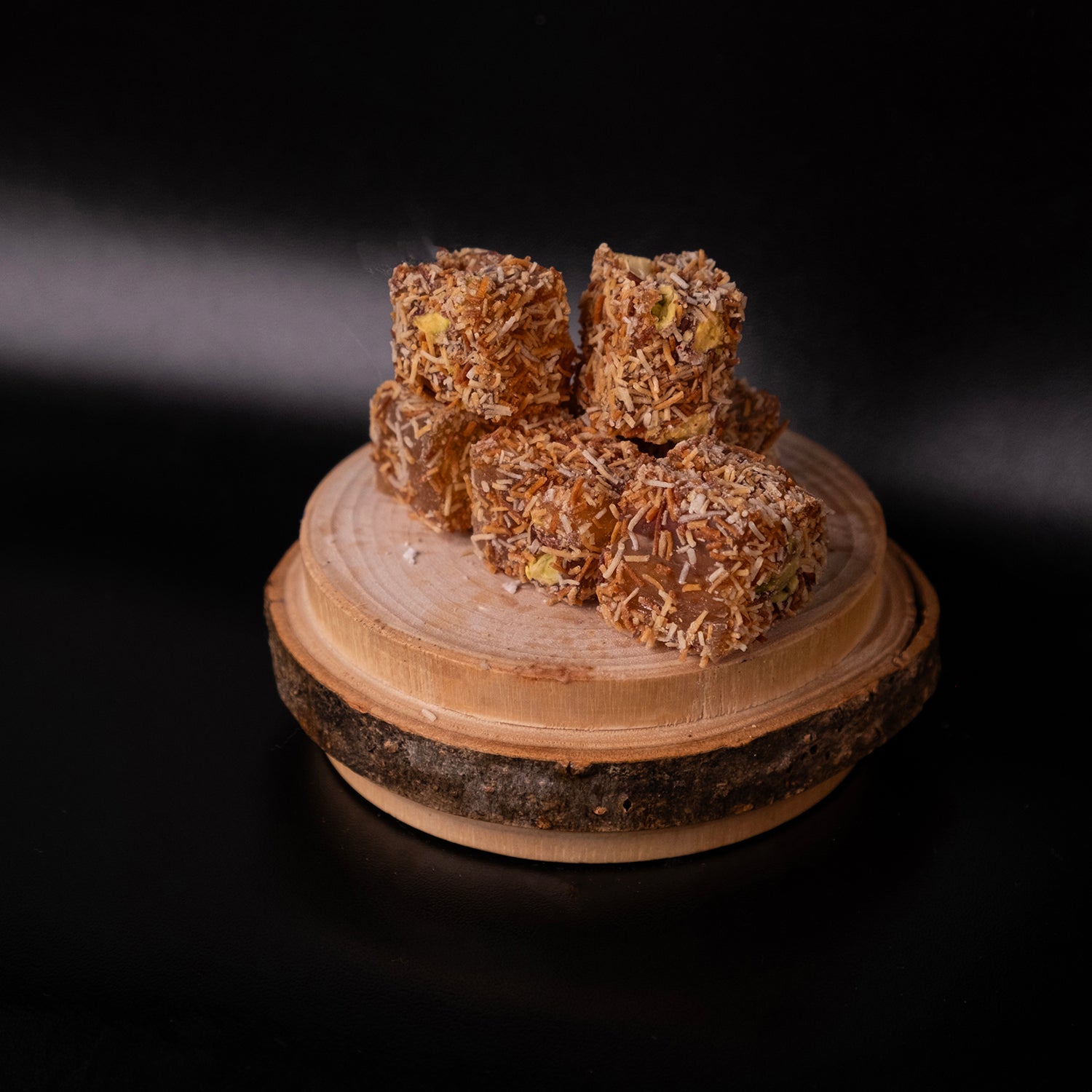 Kadayıf kaplı Antep fıstıklı lokum – dışı çıtır kadayıf, içi bol fıstıklı yumuşak lokum çeşidi