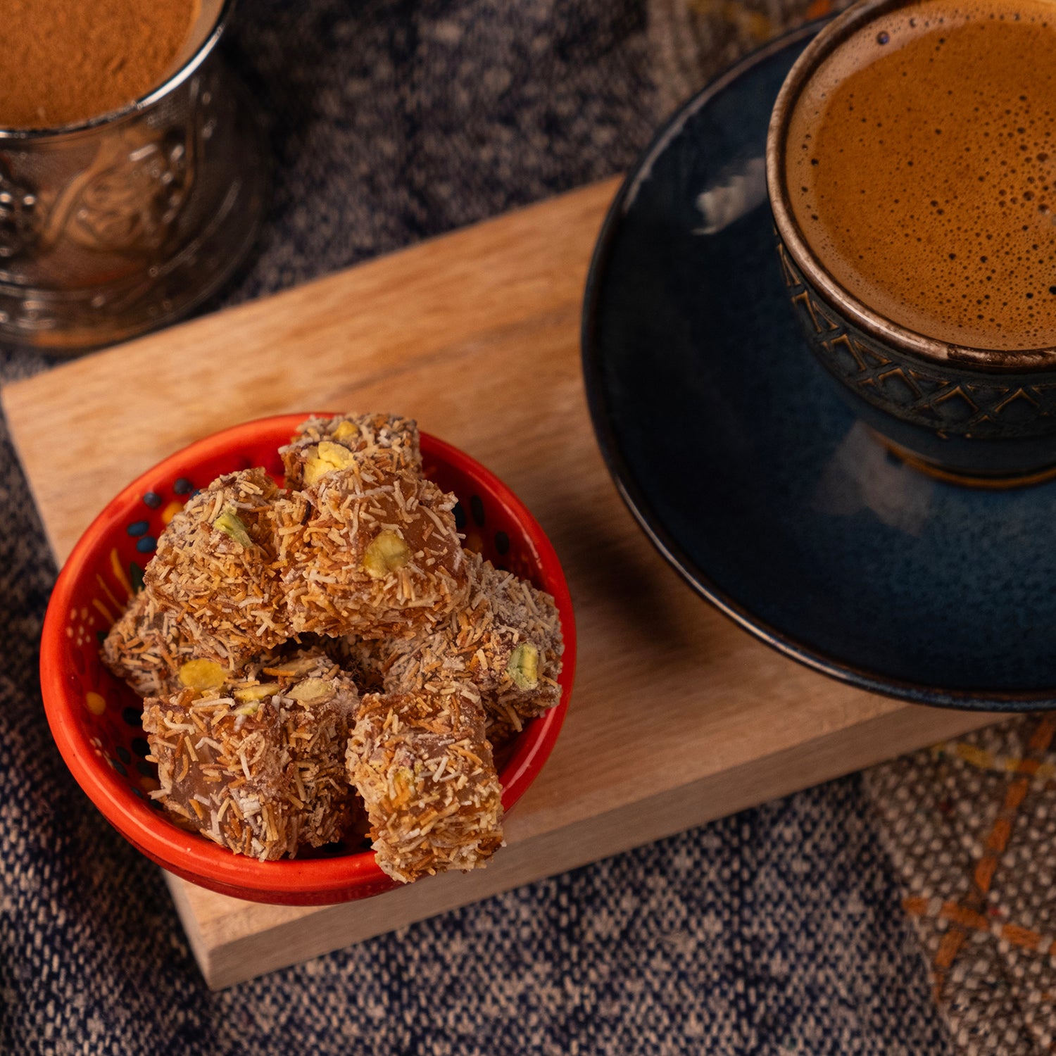 Kadayıf kaplı Antep fıstıklı lokum – dışı çıtır kadayıf, içi bol fıstıklı yumuşak lokum çeşidi