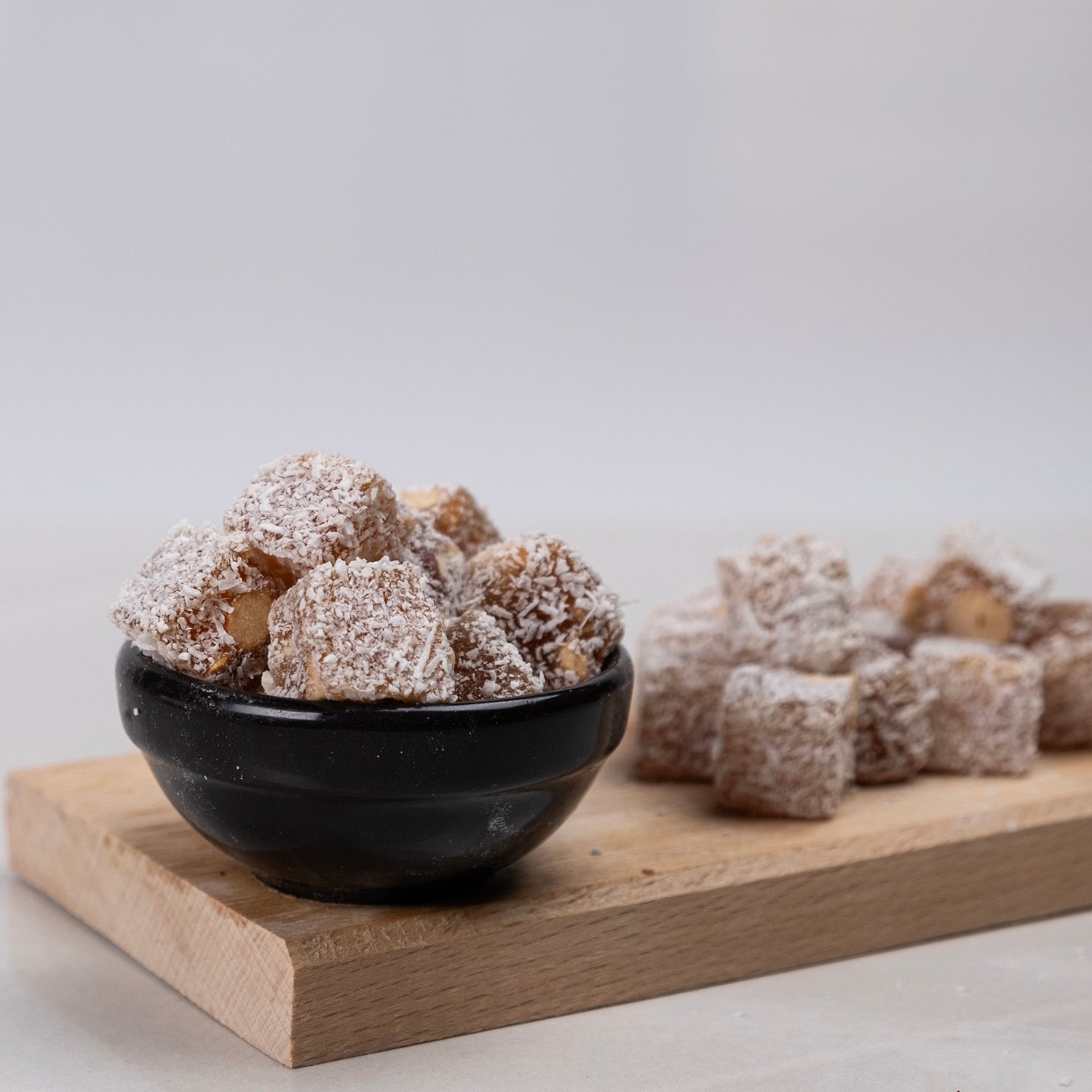 Çifte kavrulmuş yer fıstıklı lokum – az şekerli, bol fıstıklı, yoğun kıvamlı ve geleneksel lokum çeşidi