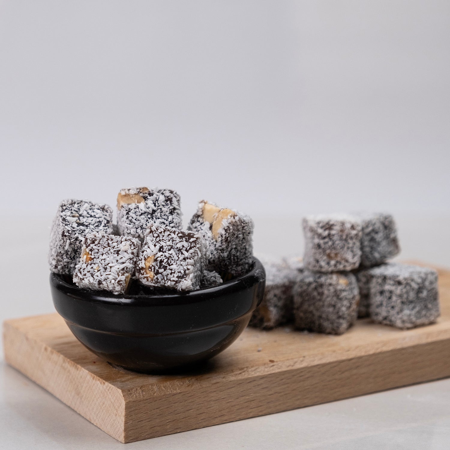 Kakaolu yer fıstıklı lokum – kakao aromalı, bol yer fıstıklı ve çikolata dokunuşlu özel lokum çeşidi