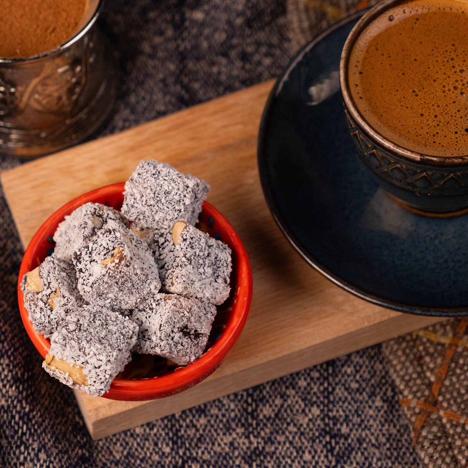 Kakaolu yer fıstıklı lokum – kakao aromalı, bol yer fıstıklı ve çikolata dokunuşlu özel lokum çeşidi