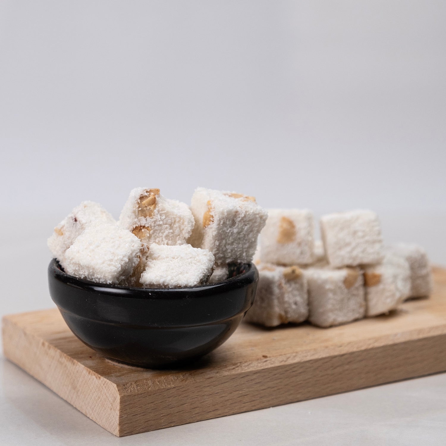 Sütlü yer fıstıklı lokum – yumuşak kıvamlı, bol fıstıklı ve süt aromalı özel lokum çeşidi