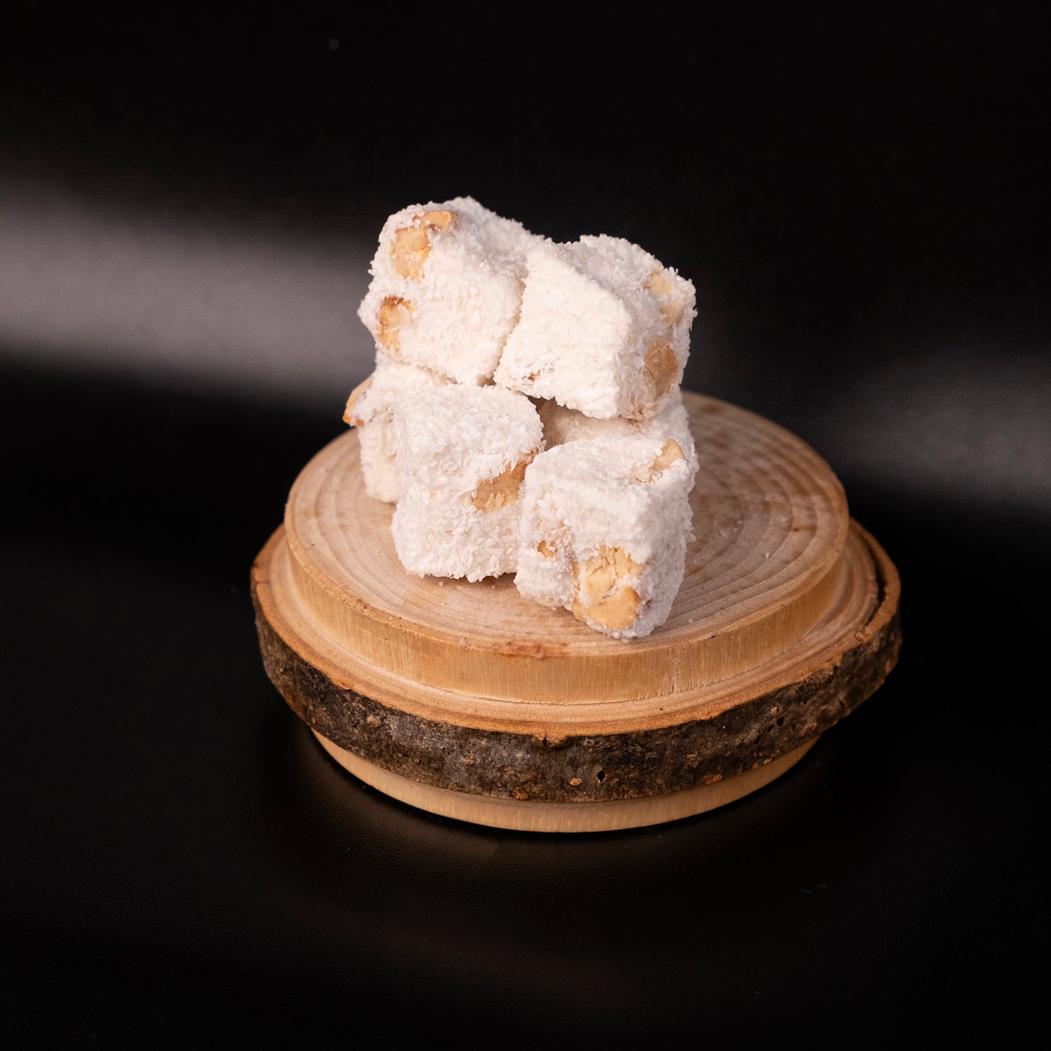 Sütlü yer fıstıklı lokum – yumuşak kıvamlı, bol fıstıklı ve süt aromalı özel lokum çeşidi