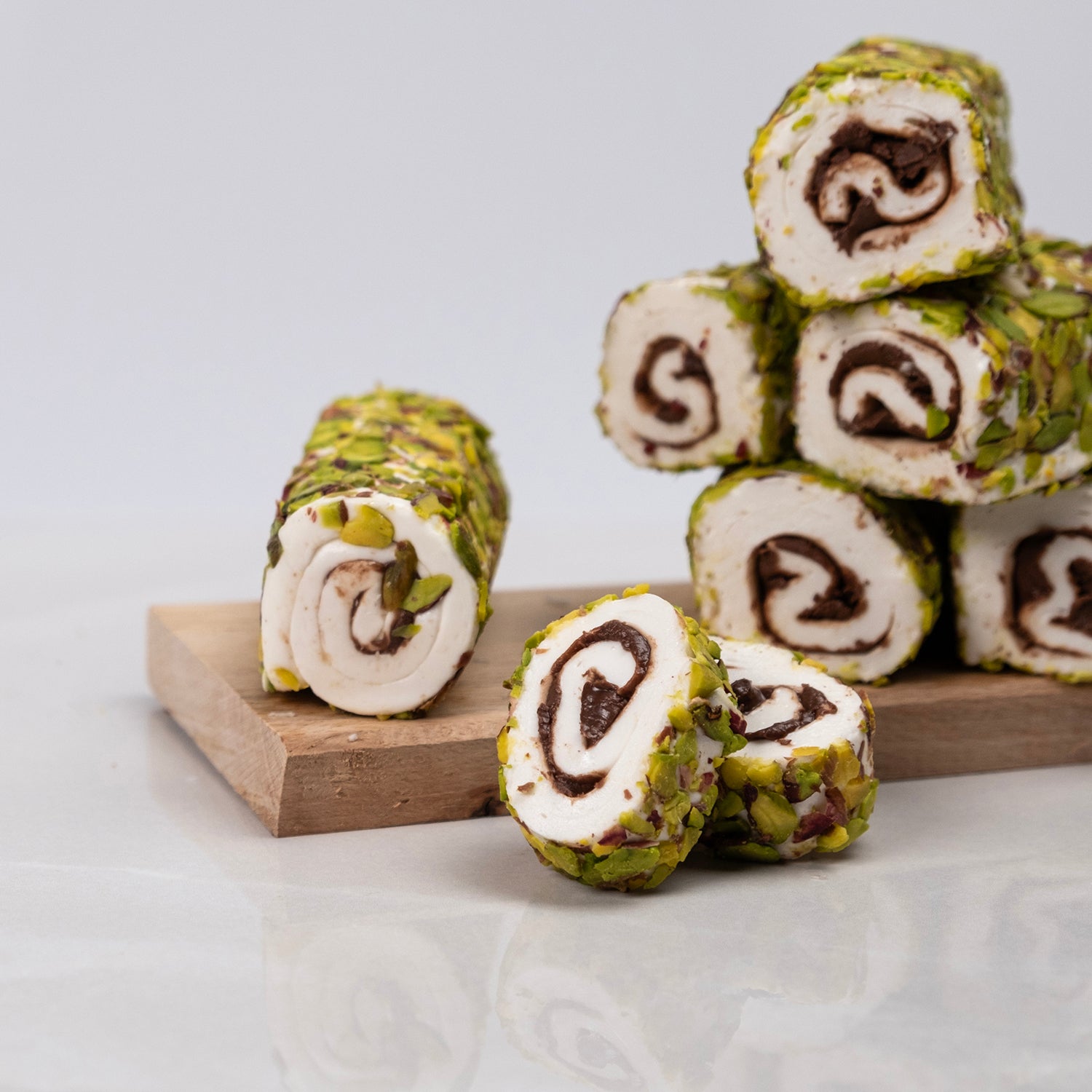 File Antep fıstığıyla kaplanmış sütlü çikolatalı lokum – bol fıstıklı, çikolatalı ve yumuşak dokulu özel lokum çeşidi