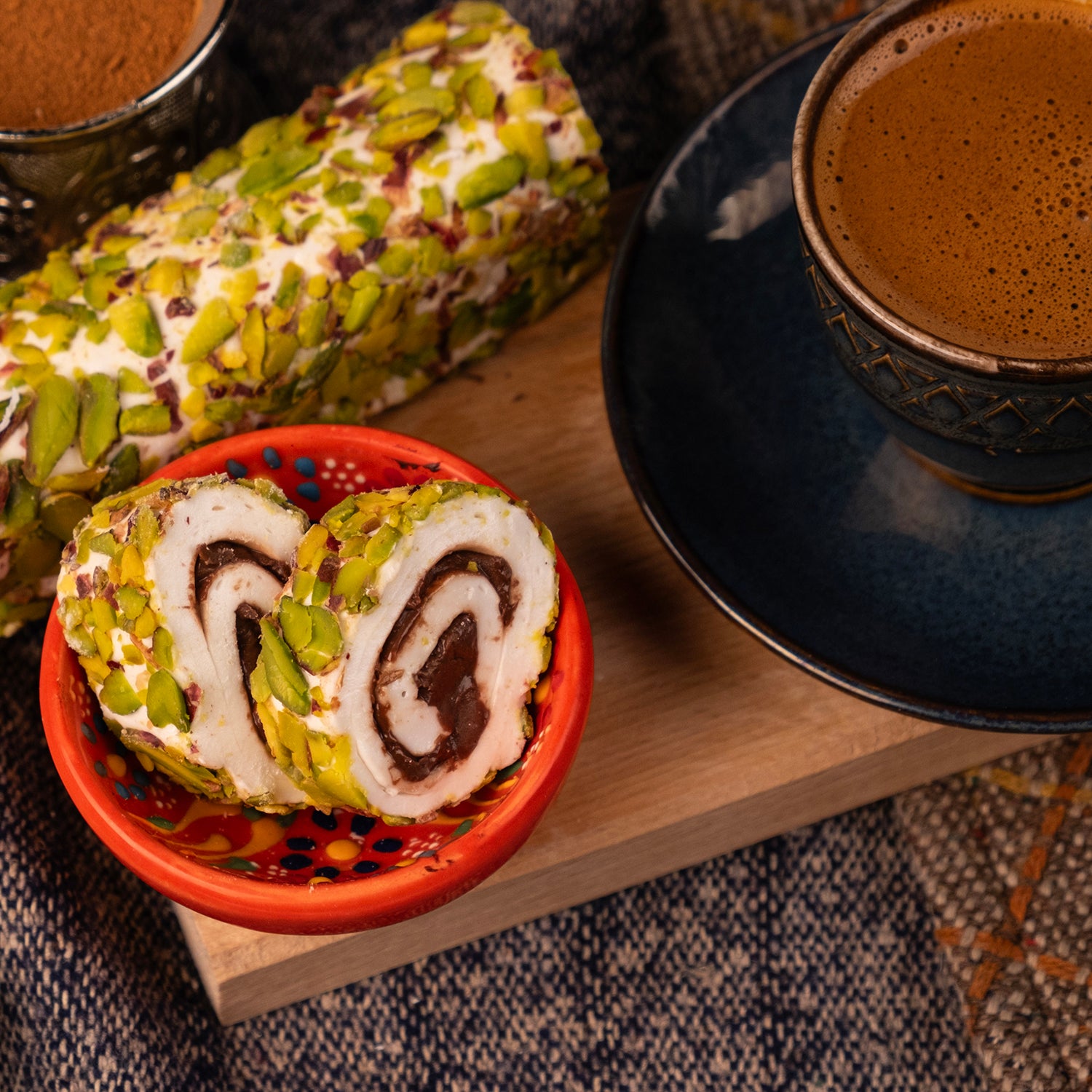 File Antep fıstığıyla kaplanmış sütlü çikolatalı lokum – bol fıstıklı, çikolatalı ve yumuşak dokulu özel lokum çeşidi