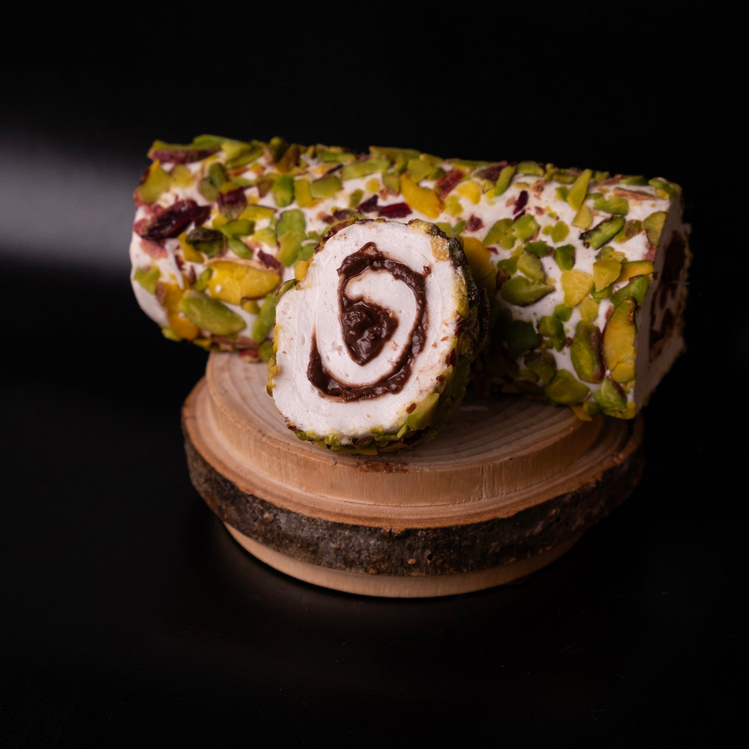 File Antep fıstığıyla kaplanmış sütlü çikolatalı lokum – bol fıstıklı, çikolatalı ve yumuşak dokulu özel lokum çeşidi