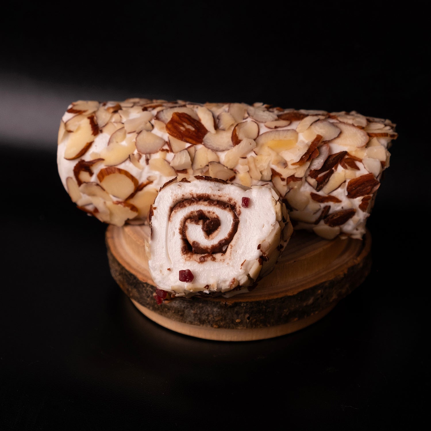 File badem kaplı çikolatalı lokum – sütlü çikolata kaplı, üzeri ince badem parçalarıyla süslenmiş yumuşak lokum çeşidi