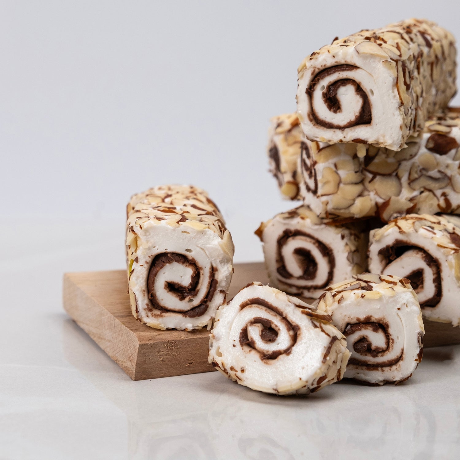 File badem kaplı çikolatalı lokum – sütlü çikolata kaplı, üzeri ince badem parçalarıyla süslenmiş yumuşak lokum çeşidi