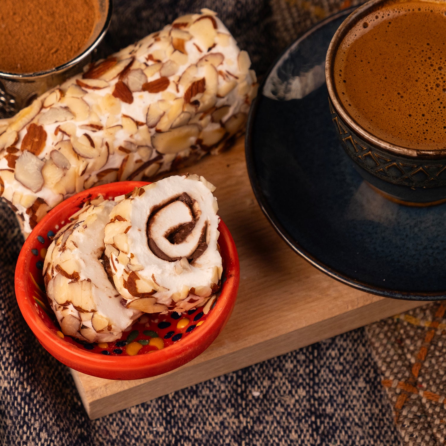 File badem kaplı çikolatalı lokum – sütlü çikolata kaplı, üzeri ince badem parçalarıyla süslenmiş yumuşak lokum çeşidi