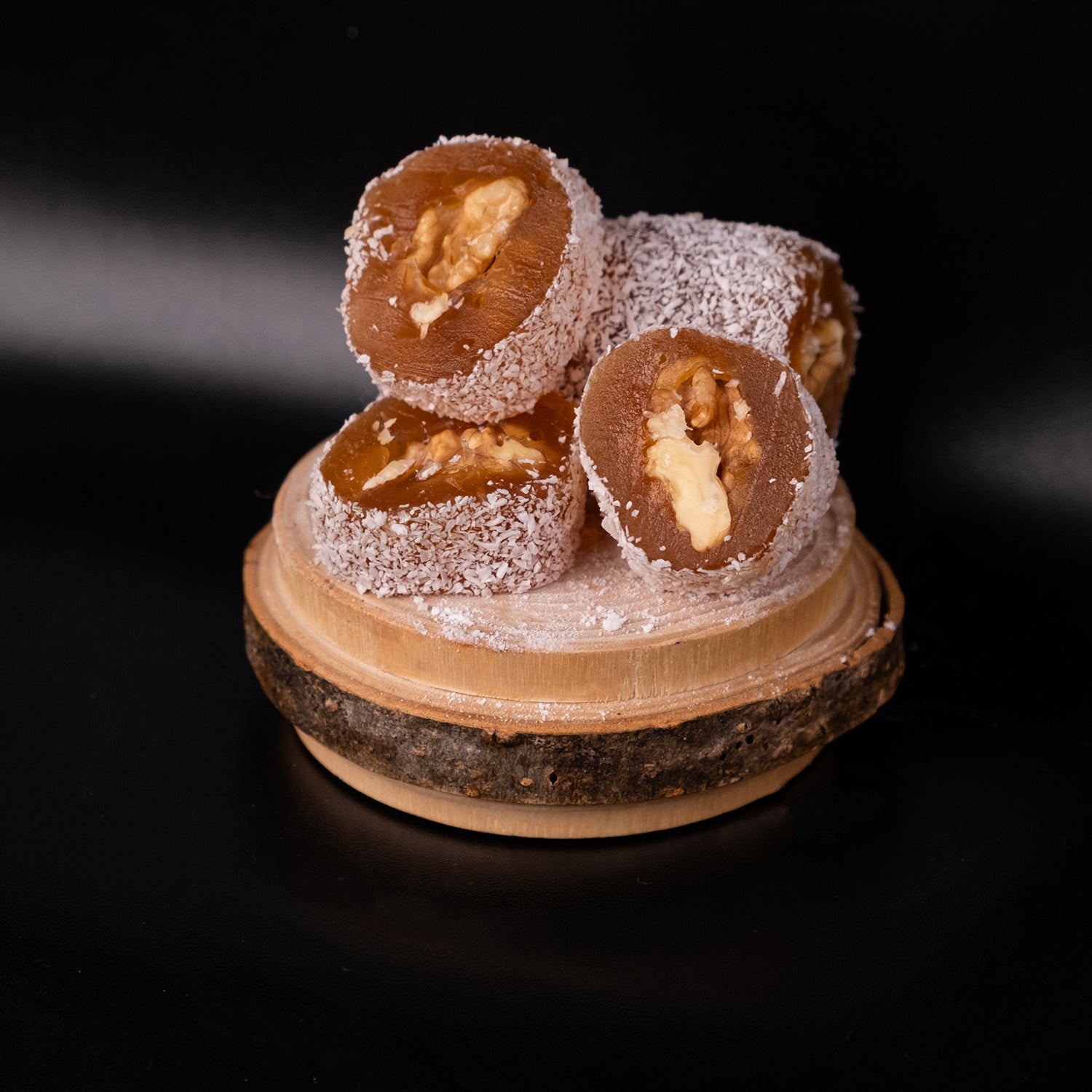 Hindistan cevizi kaplı cevizli sucuk – doğal cevizli tatlı, dışı rendelenmiş Hindistan ceviziyle kaplanmış enerji atıştırmalığı