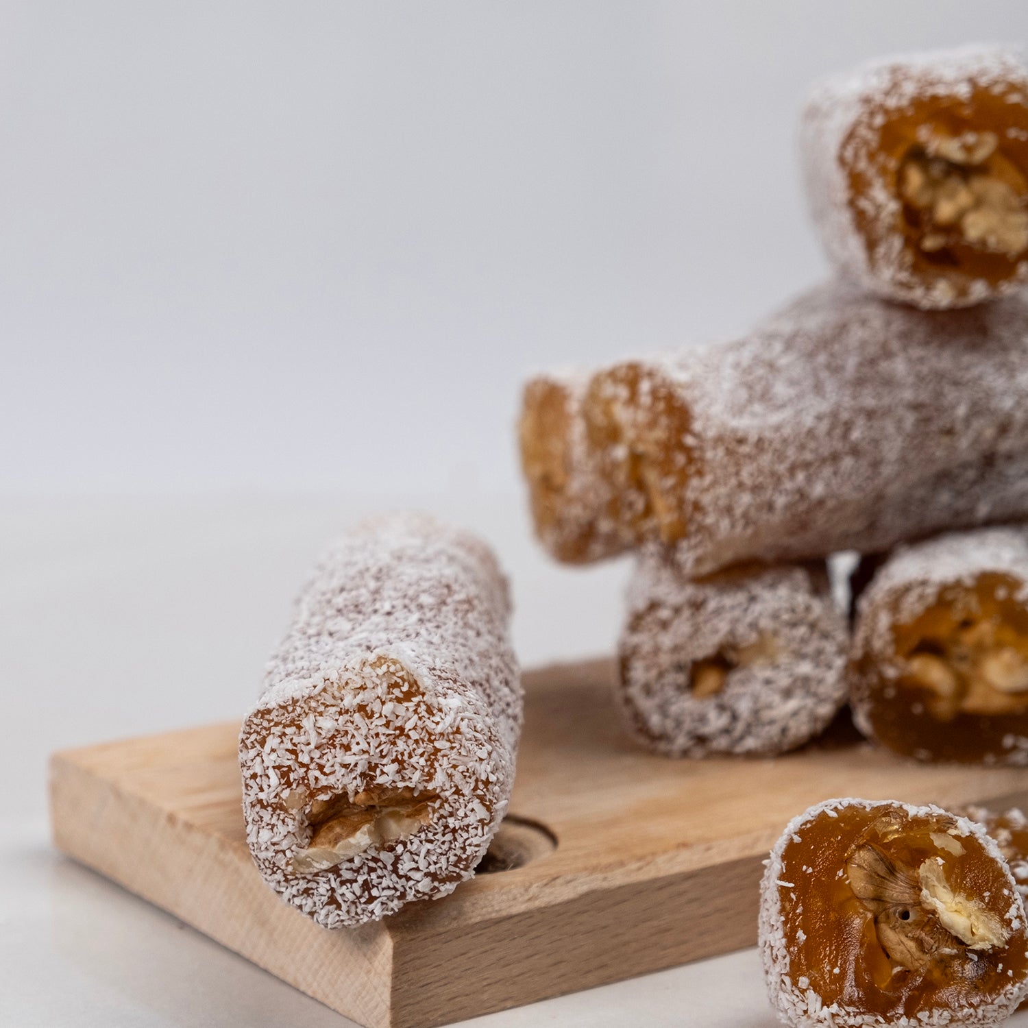 Hindistan cevizi kaplı cevizli sucuk – doğal cevizli tatlı, dışı rendelenmiş Hindistan ceviziyle kaplanmış enerji atıştırmalığı