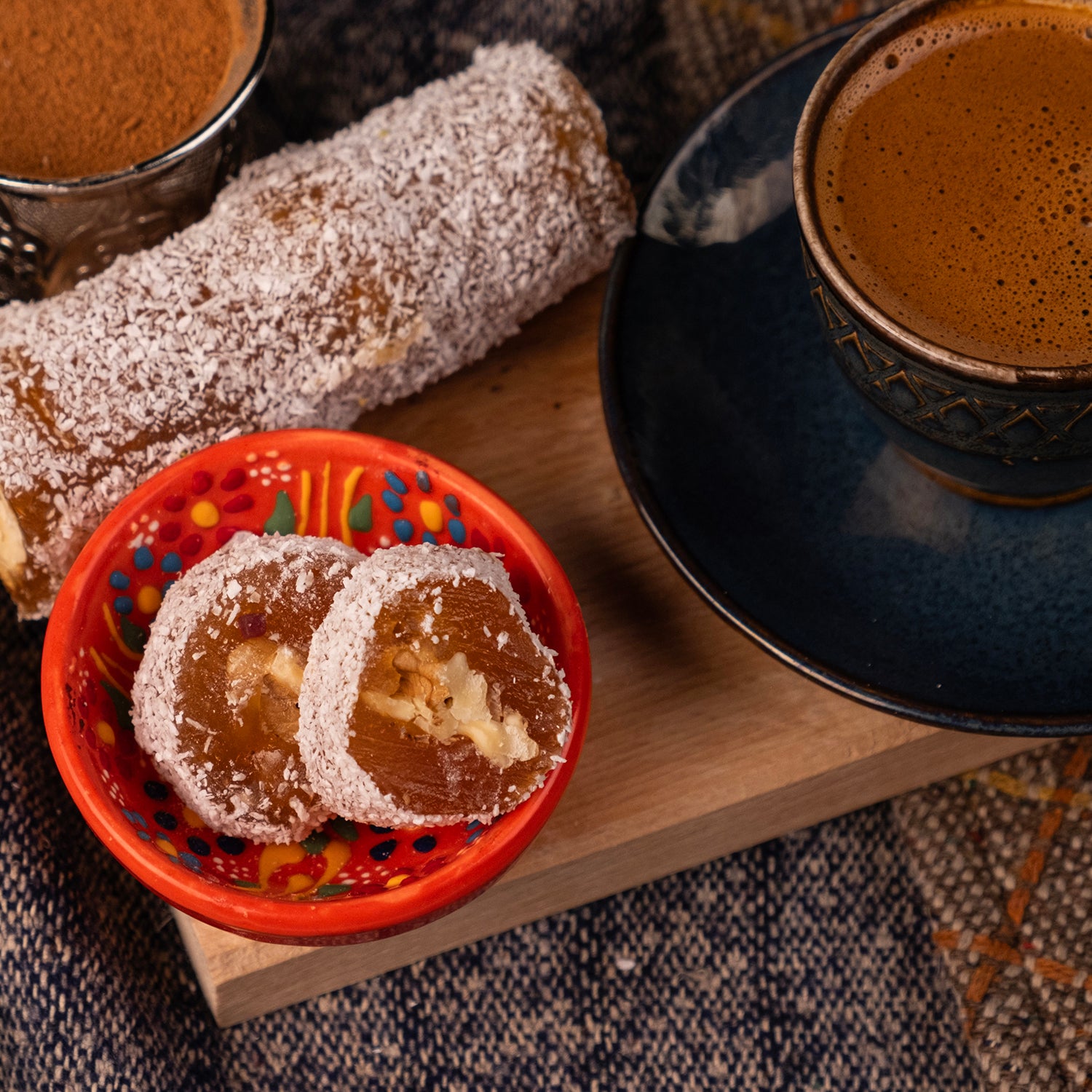 Hindistan cevizi kaplı cevizli sucuk – doğal cevizli tatlı, dışı rendelenmiş Hindistan ceviziyle kaplanmış enerji atıştırmalığı