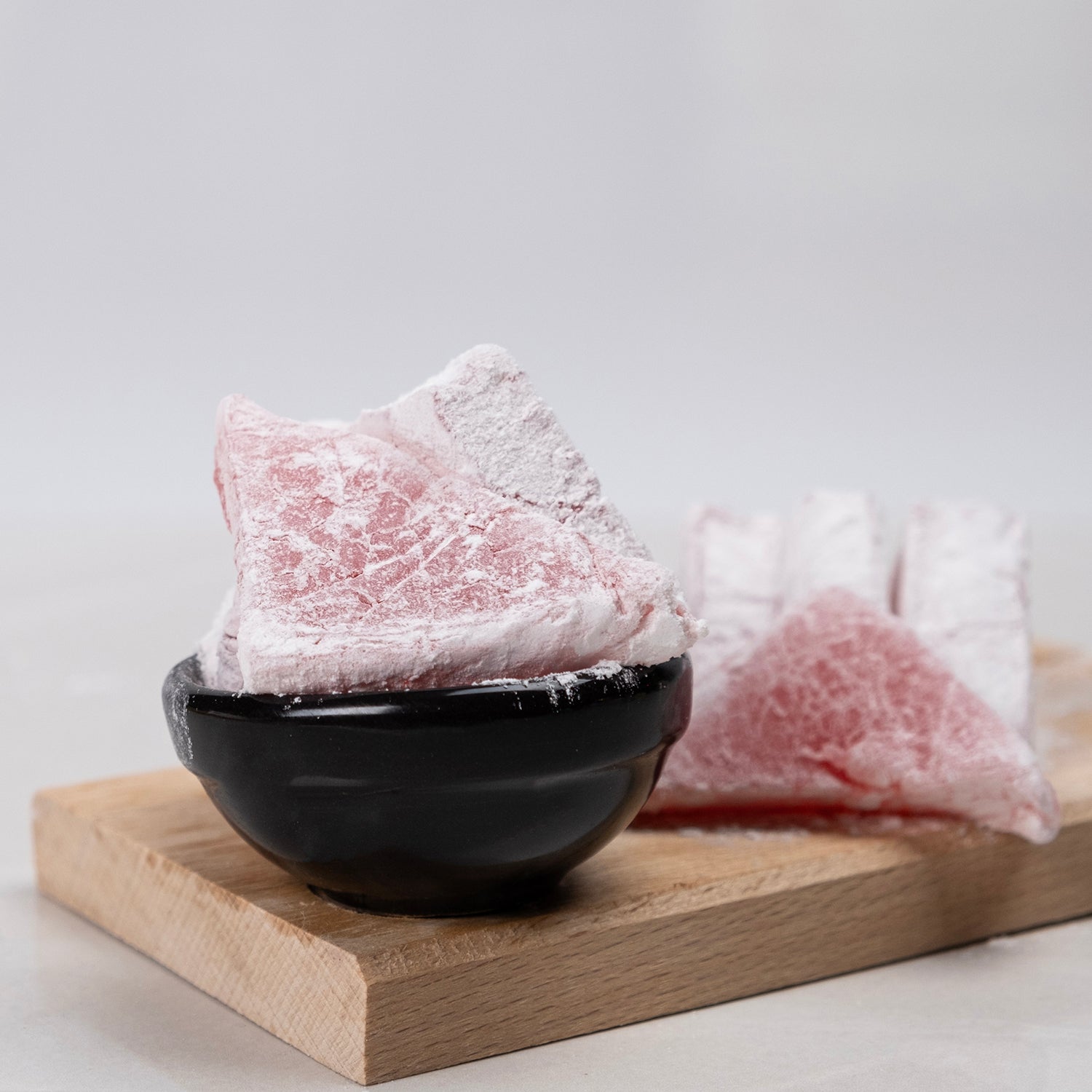 Gül muska lokum – üçgen muska formunda, gül aromalı ve zarif sunumluk özel lokum çeşidi