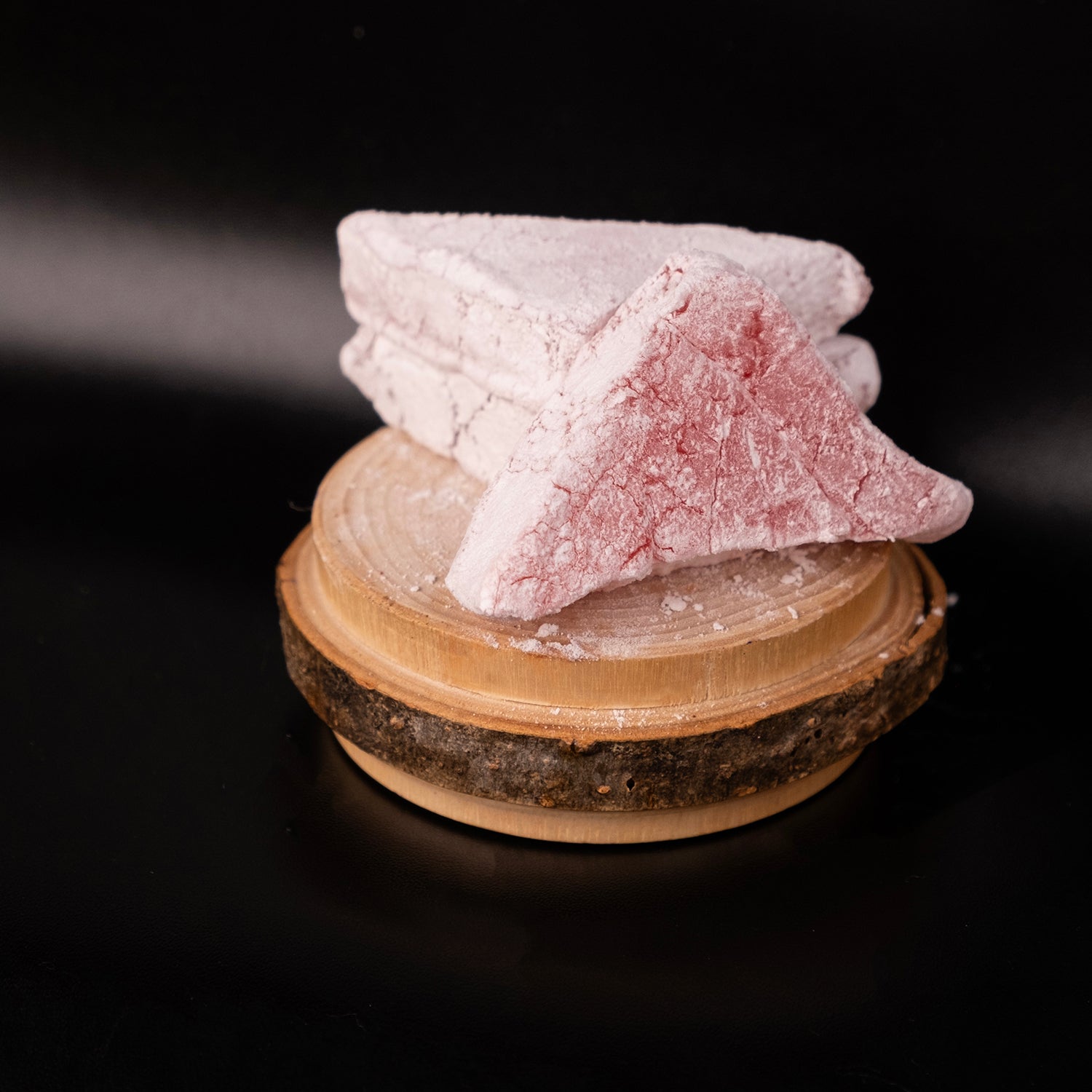 Gül muska lokum – üçgen muska formunda, gül aromalı ve zarif sunumluk özel lokum çeşidi