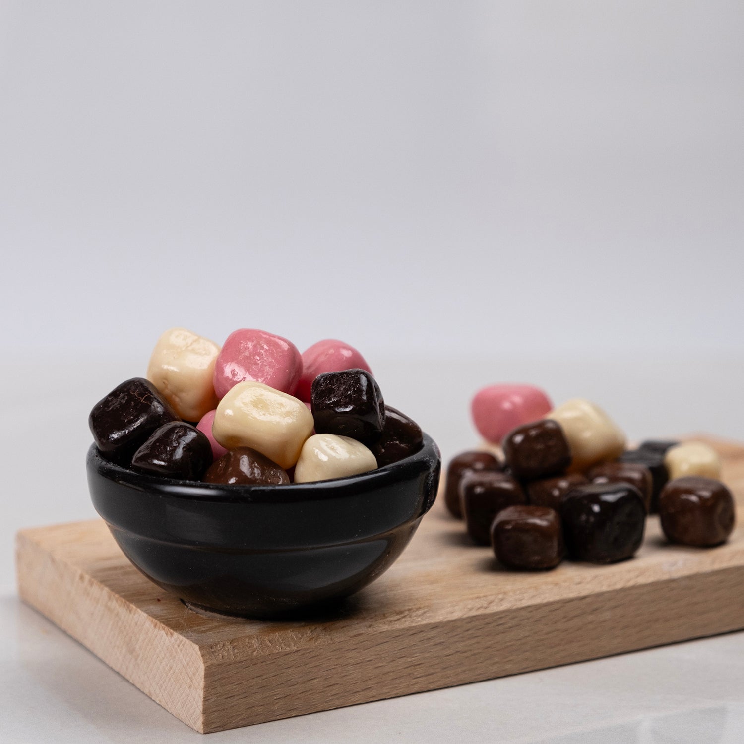 Karışık draje lokum – sütlü, bitter ve beyaz çikolata kaplı; vişne, kavun, frambuaz ve damla sakızlı lokumlardan oluşan renkli draje lokum karışımı