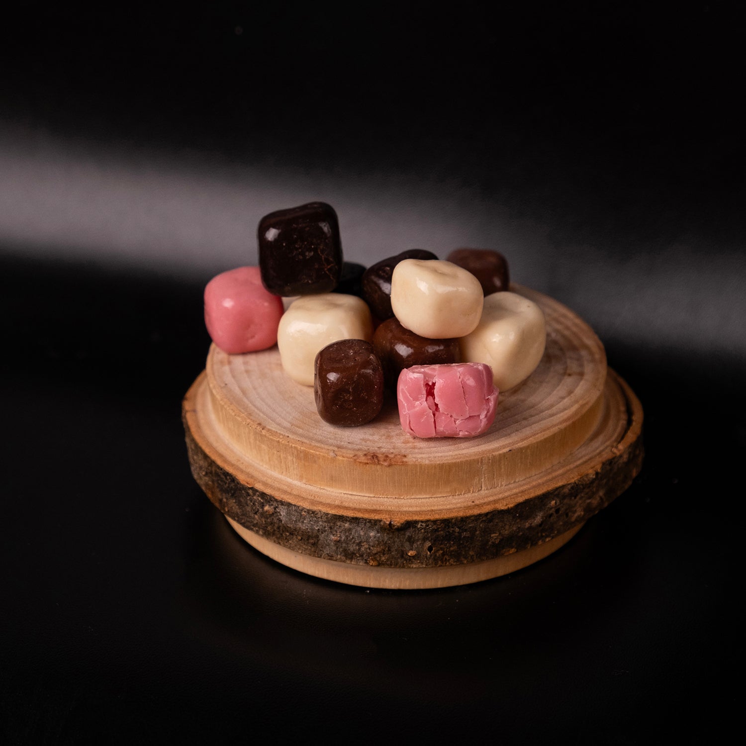 Karışık draje lokum – sütlü, bitter ve beyaz çikolata kaplı; vişne, kavun, frambuaz ve damla sakızlı lokumlardan oluşan renkli draje lokum karışımı