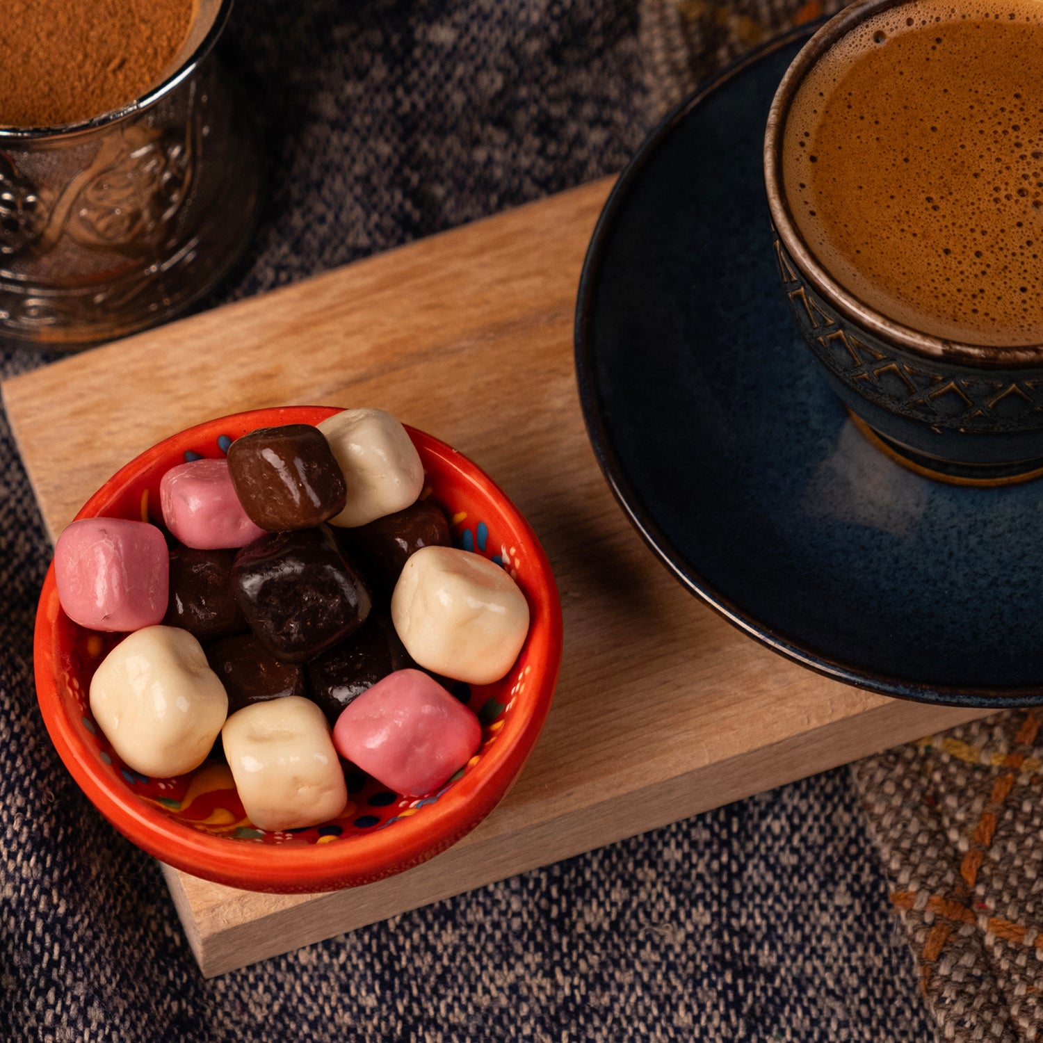 Karışık draje lokum – sütlü, bitter ve beyaz çikolata kaplı; vişne, kavun, frambuaz ve damla sakızlı lokumlardan oluşan renkli draje lokum karışımı