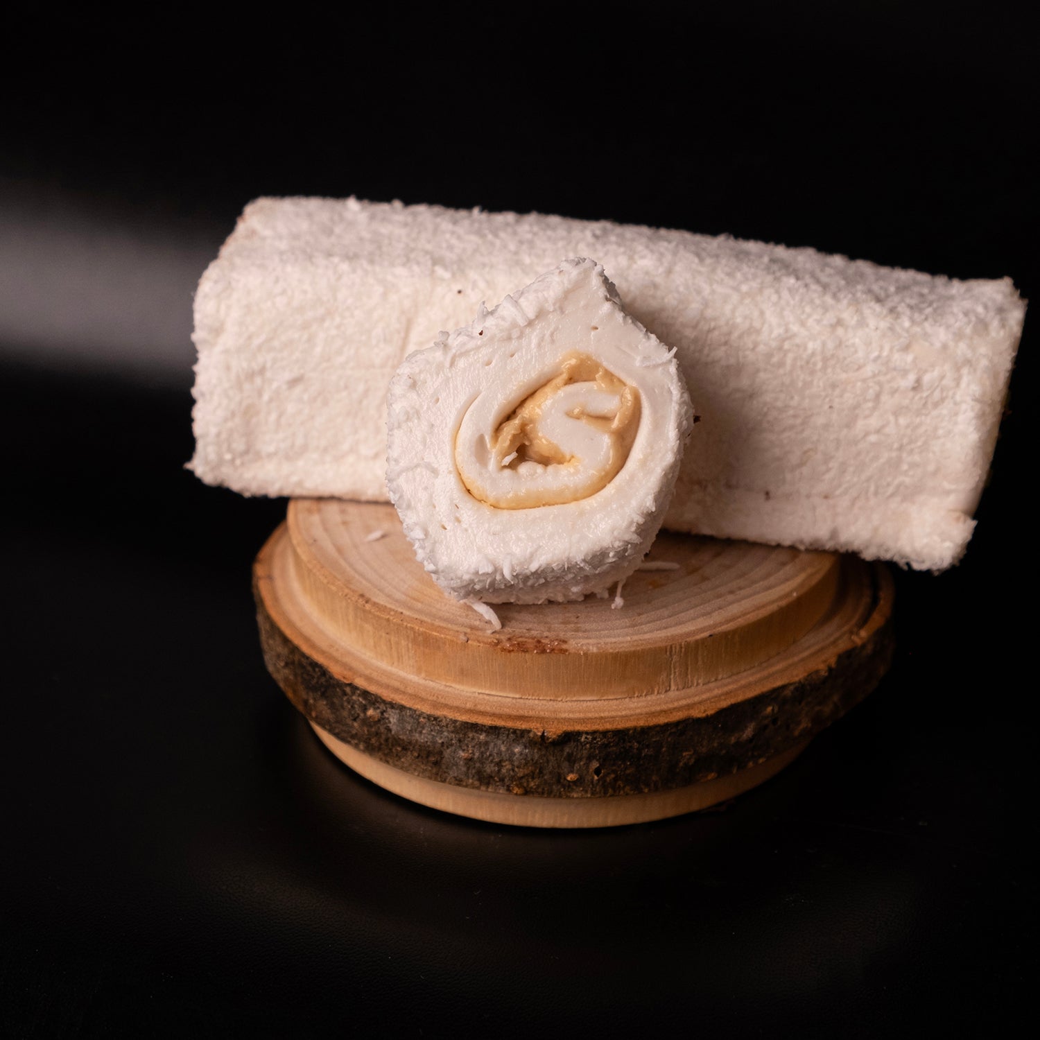 Fındık kremalı lokum – içi fındık kreması dolgulu, yumuşak ve yoğun aromalı modern Türk lokumu