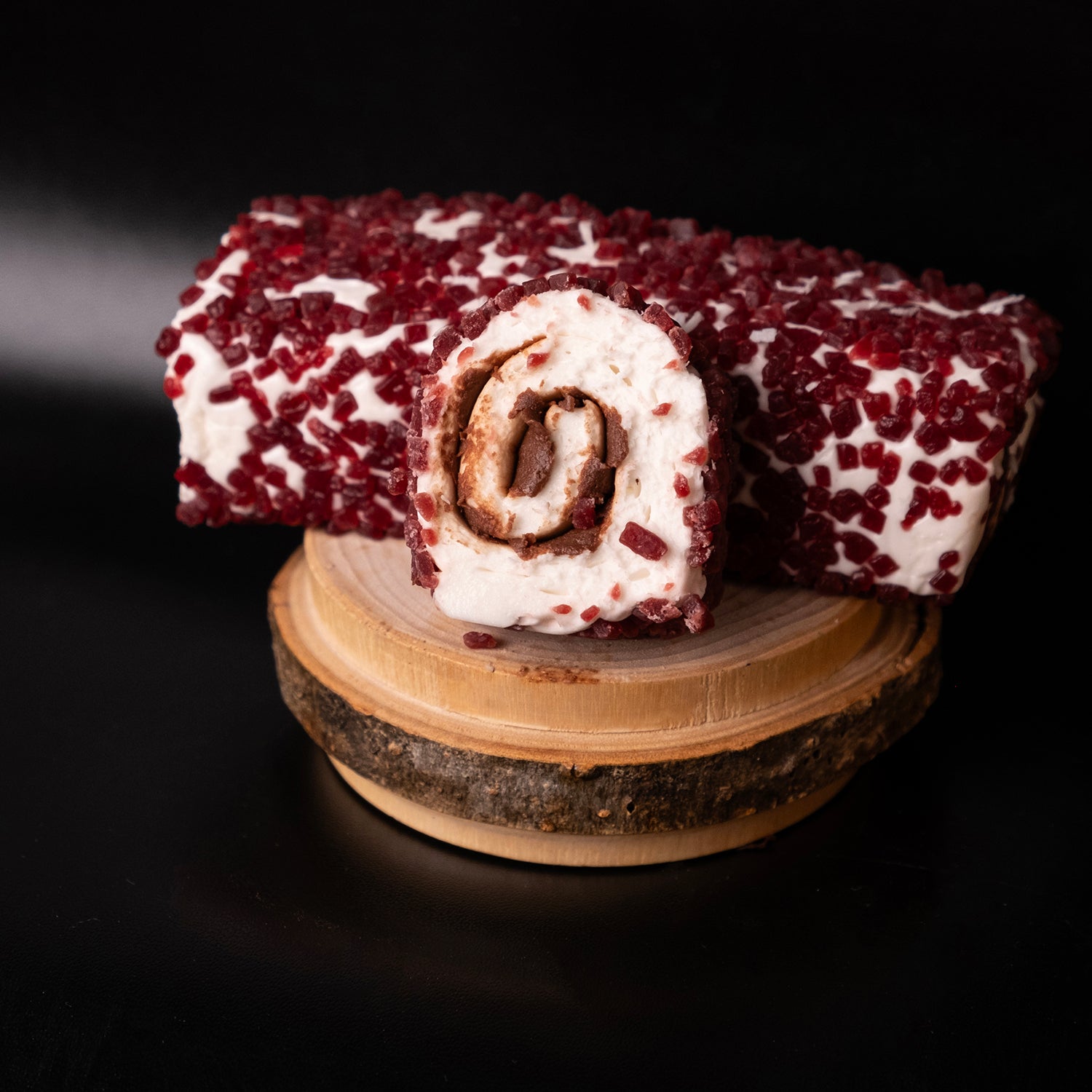 Vişne parçacıklı çikolatalı lokum – sütlü çikolatayla kaplı, içi vişne parçaları içeren meyveli lokum çeşidi