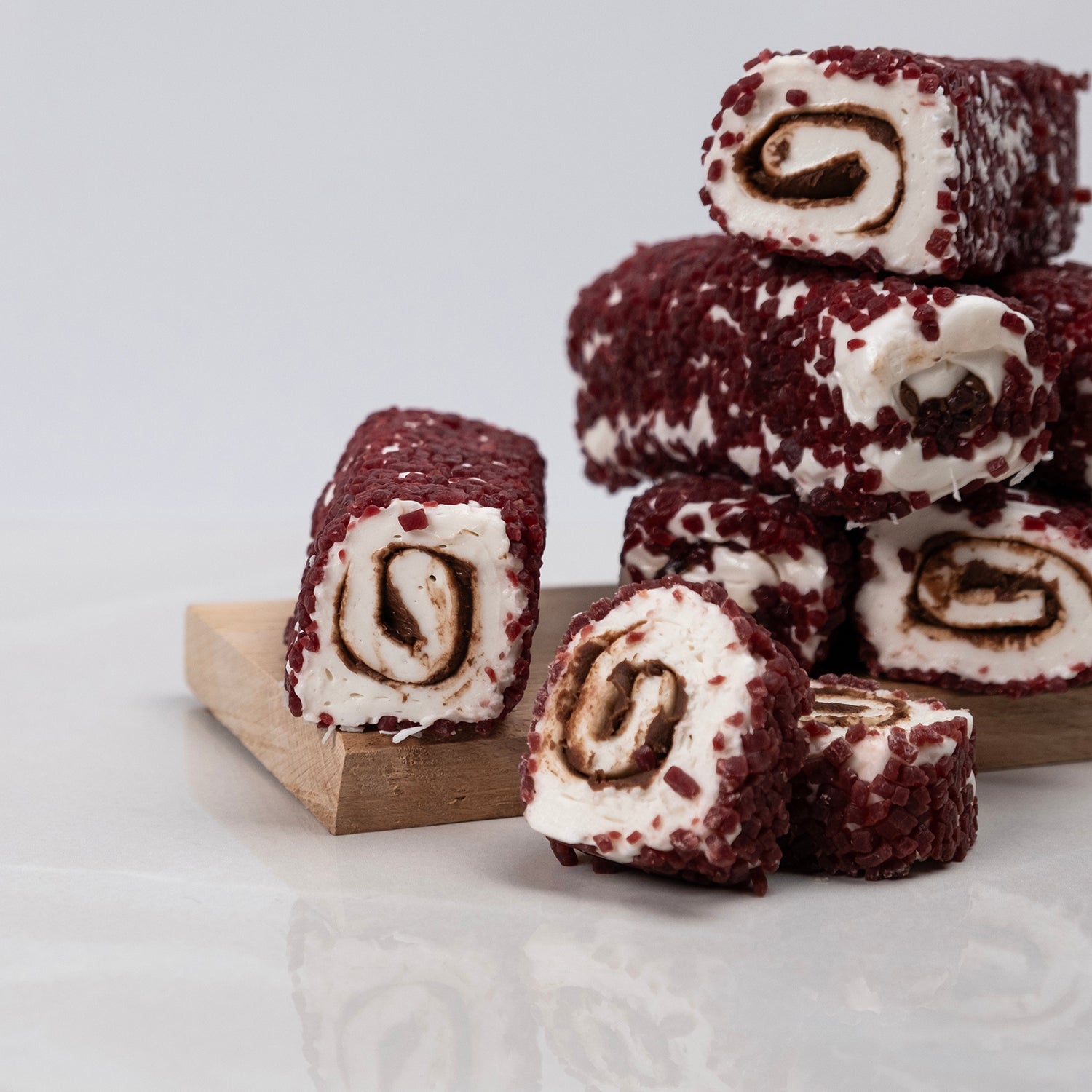 Vişne parçacıklı çikolatalı lokum – sütlü çikolatayla kaplı, içi vişne parçaları içeren meyveli lokum çeşidi