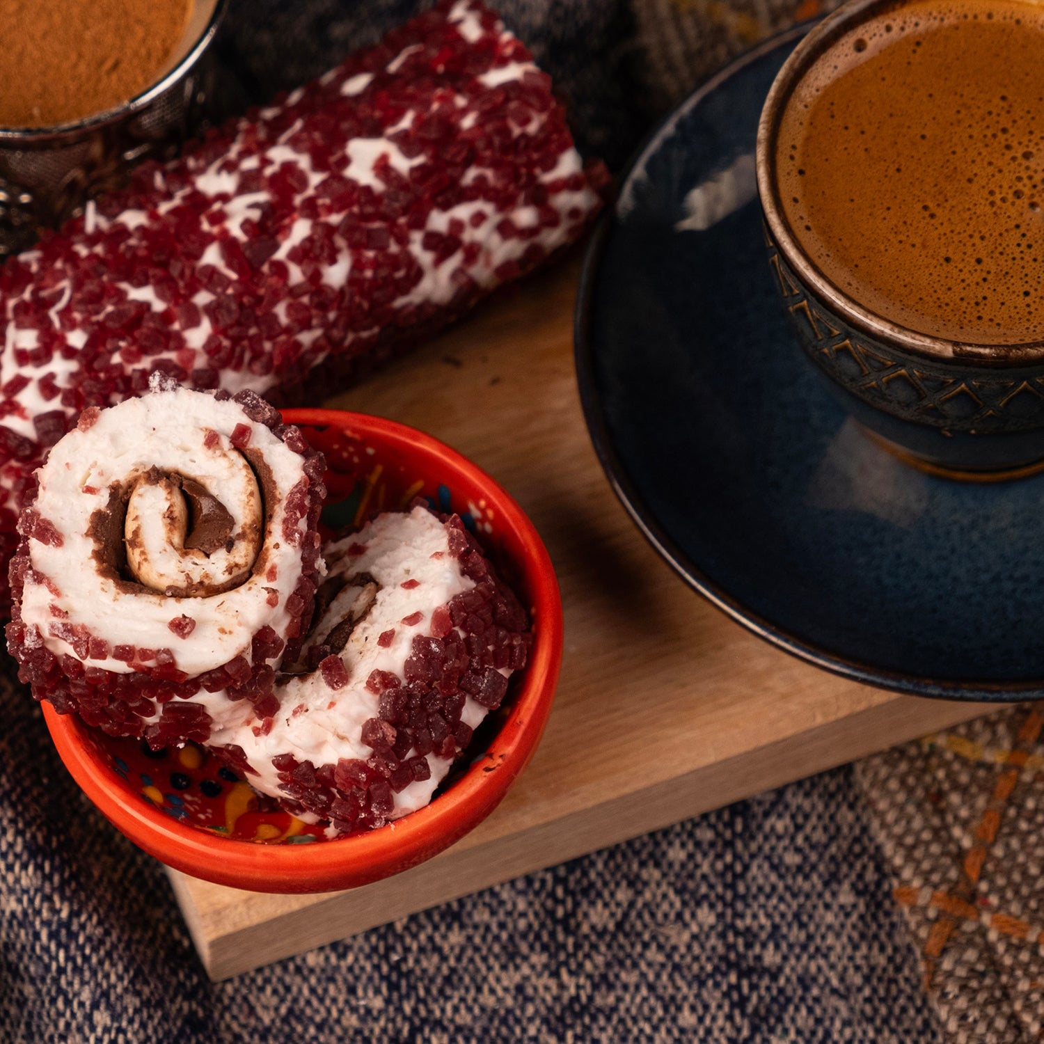 Vişne parçacıklı çikolatalı lokum – sütlü çikolatayla kaplı, içi vişne parçaları içeren meyveli lokum çeşidi