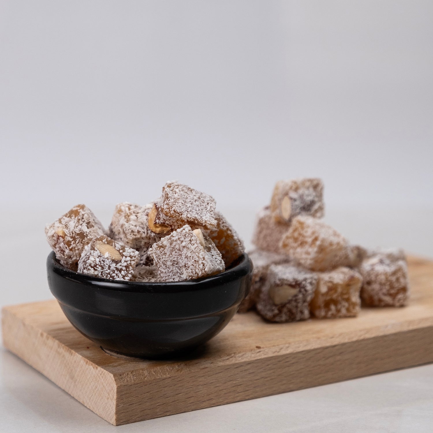 Ballı bademli lokum – bal ile tatlandırılmış, içi kavrulmuş badem dolu, katkısız doğal lokum