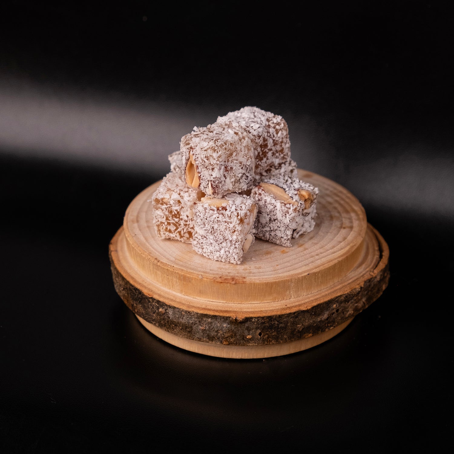 Ballı bademli lokum – bal ile tatlandırılmış, içi kavrulmuş badem dolu, katkısız doğal lokum