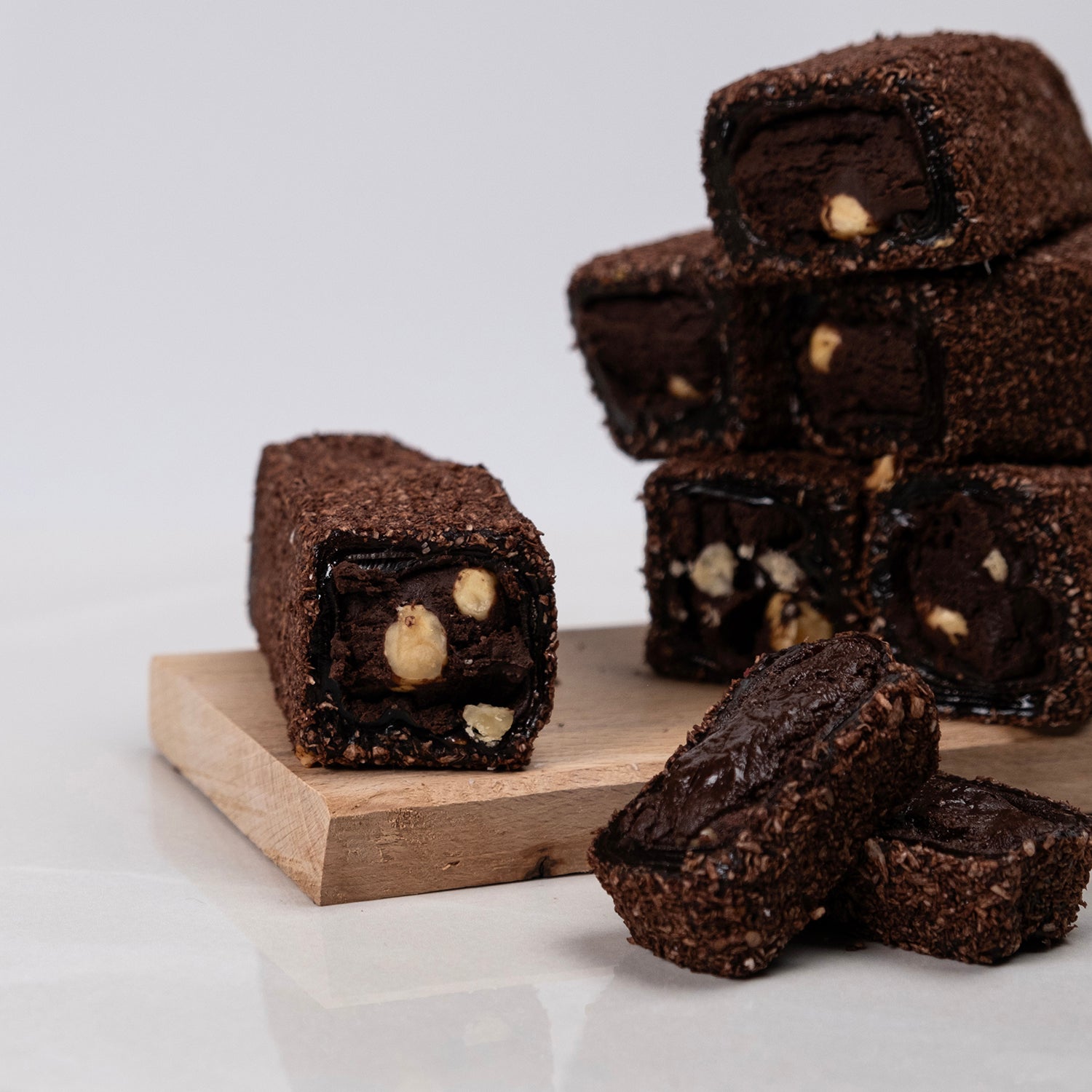 Browni fındıklı lokum – yoğun kakaolu, kavrulmuş fındık dolgulu, yumuşak dokulu özel lokum çeşidi