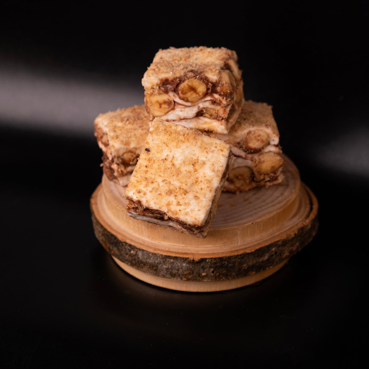 Bisküvi kaplamalı fındıklı çikolatalı baklava dilim lokum – kat kat lokum yapısı, çikolata kaplama ve iri fındık dolgulu modern lokum