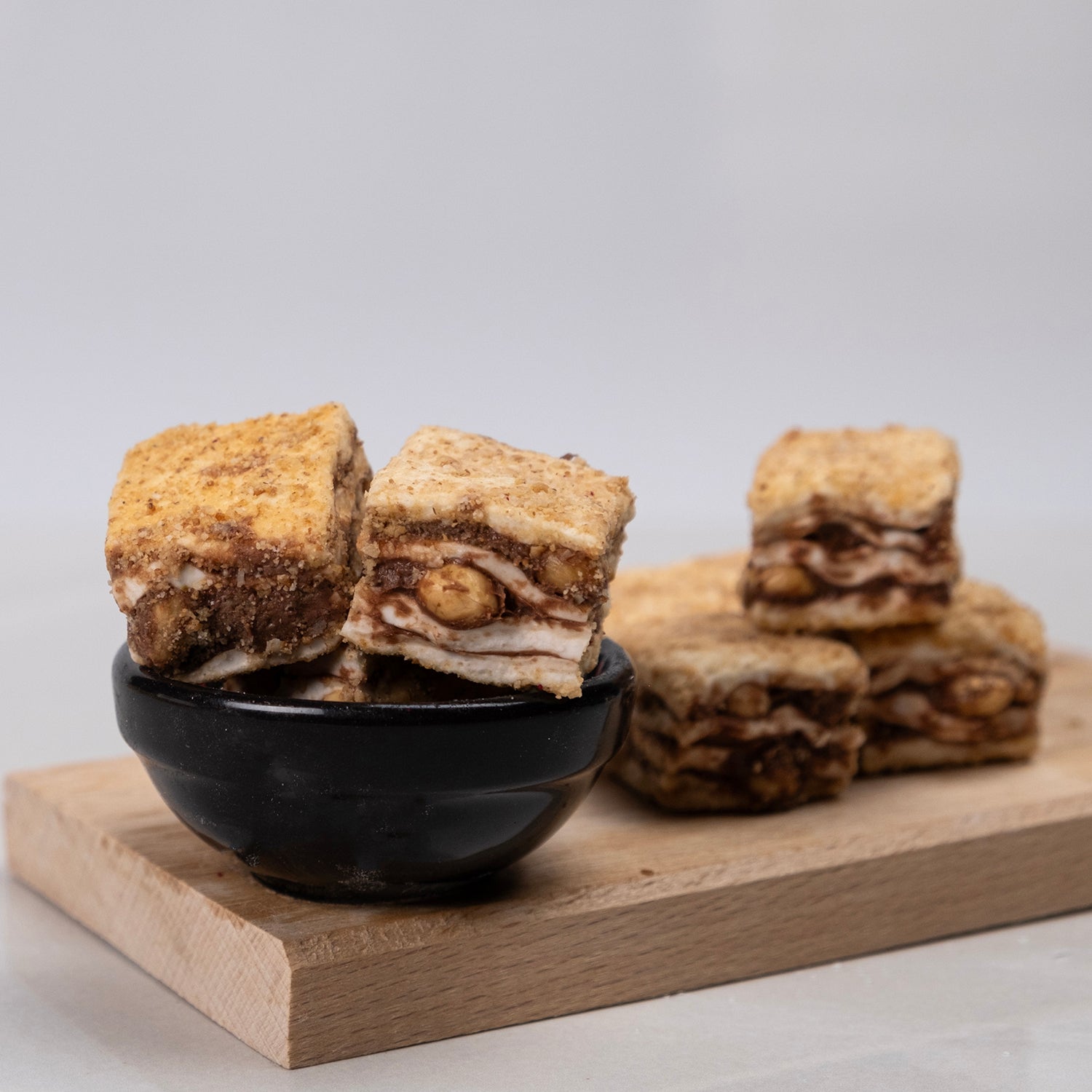 Bisküvi kaplamalı fındıklı çikolatalı baklava dilim lokum – kat kat lokum yapısı, çikolata kaplama ve iri fındık dolgulu modern lokum