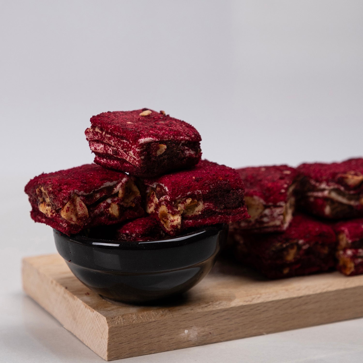 Kırmızı velvet kaplı fındıklı çikolatalı baklava dilim lokum – kadife kek kırıntısı kaplı, fındık dolgulu, çikolatalı özel lokum