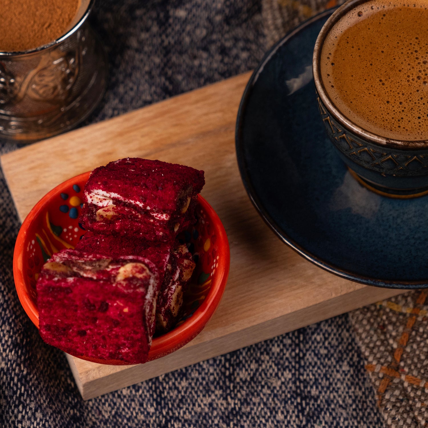 Kırmızı velvet kaplı fındıklı çikolatalı baklava dilim lokum – kadife kek kırıntısı kaplı, fındık dolgulu, çikolatalı özel lokum