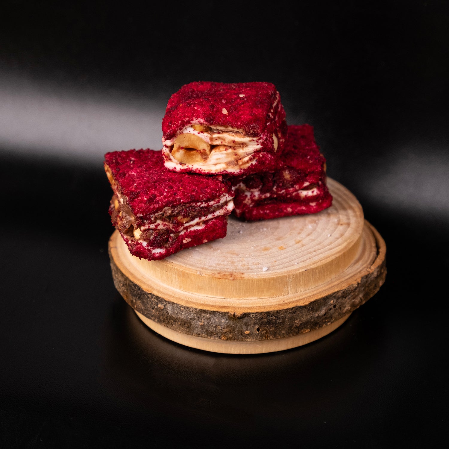 Kırmızı velvet kaplı fındıklı çikolatalı baklava dilim lokum – kadife kek kırıntısı kaplı, fındık dolgulu, çikolatalı özel lokum